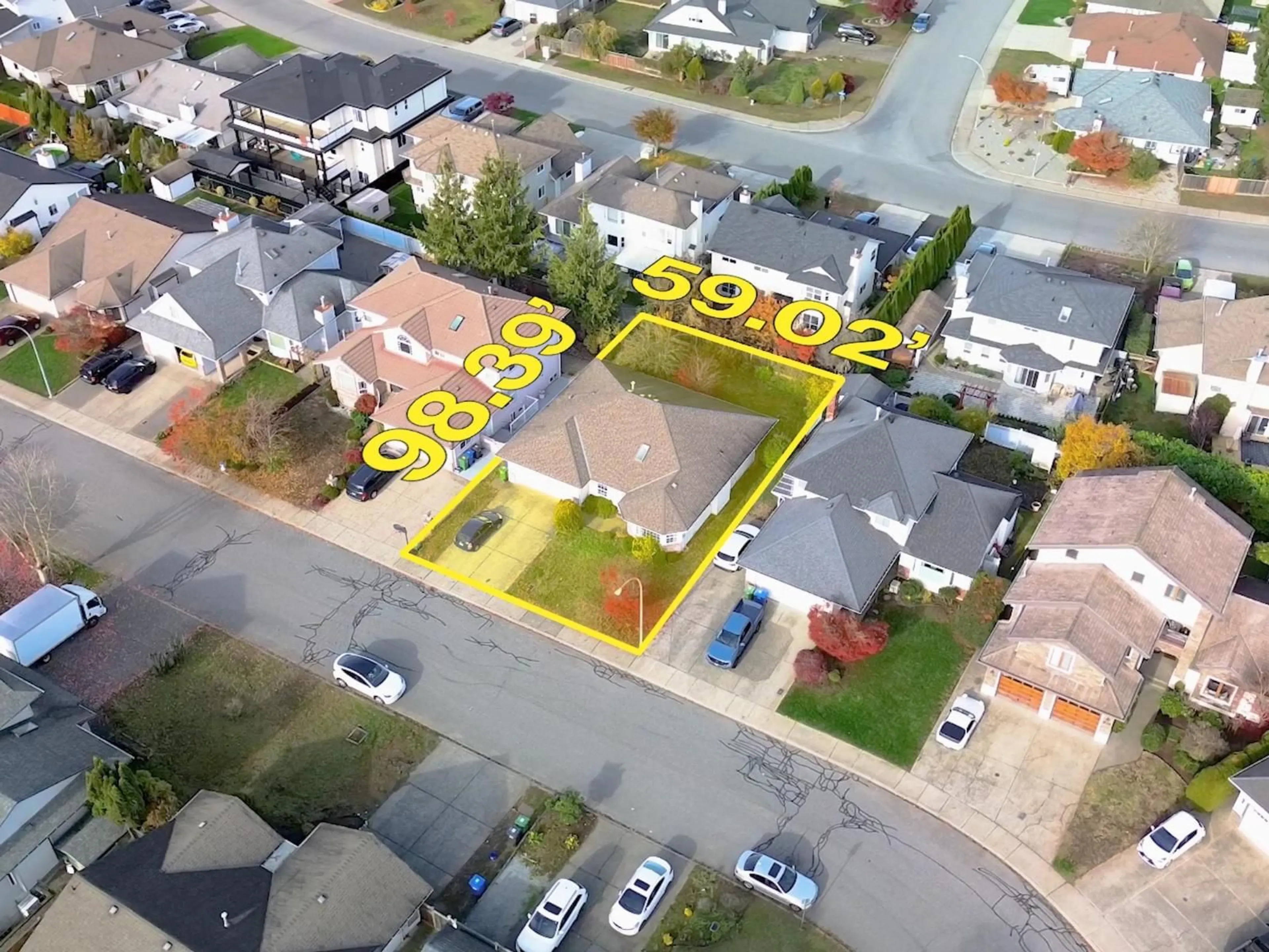 A pic from outside/outdoor area/front of a property/back of a property/a pic from drone, street for 32337 NAKUSP DRIVE, Abbotsford British Columbia V2T5C6