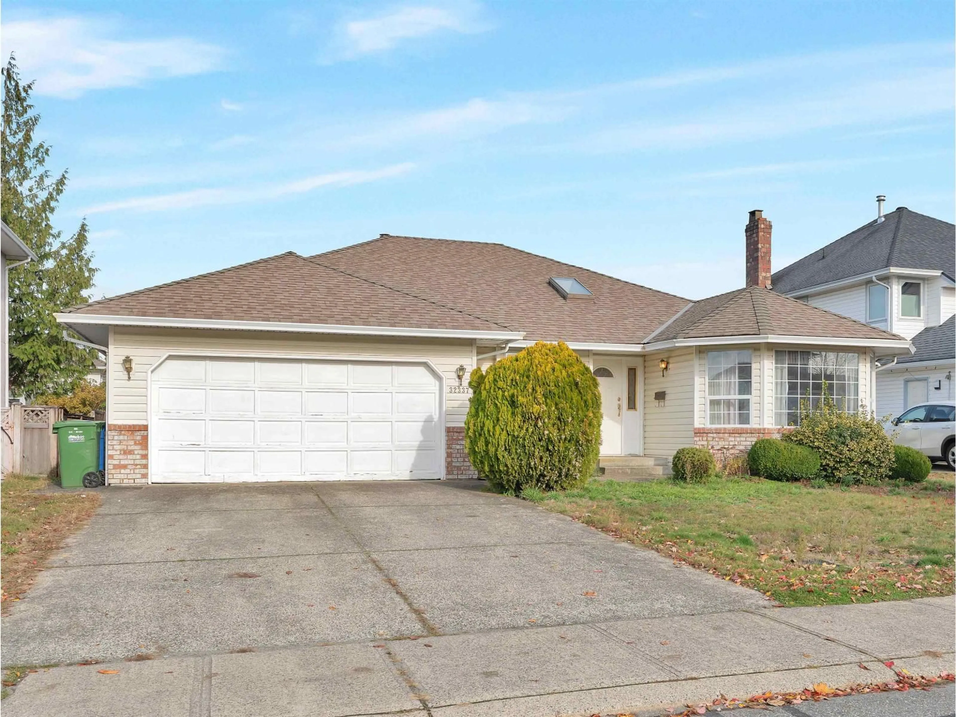 Home with vinyl exterior material, street for 32337 NAKUSP DRIVE, Abbotsford British Columbia V2T5C6