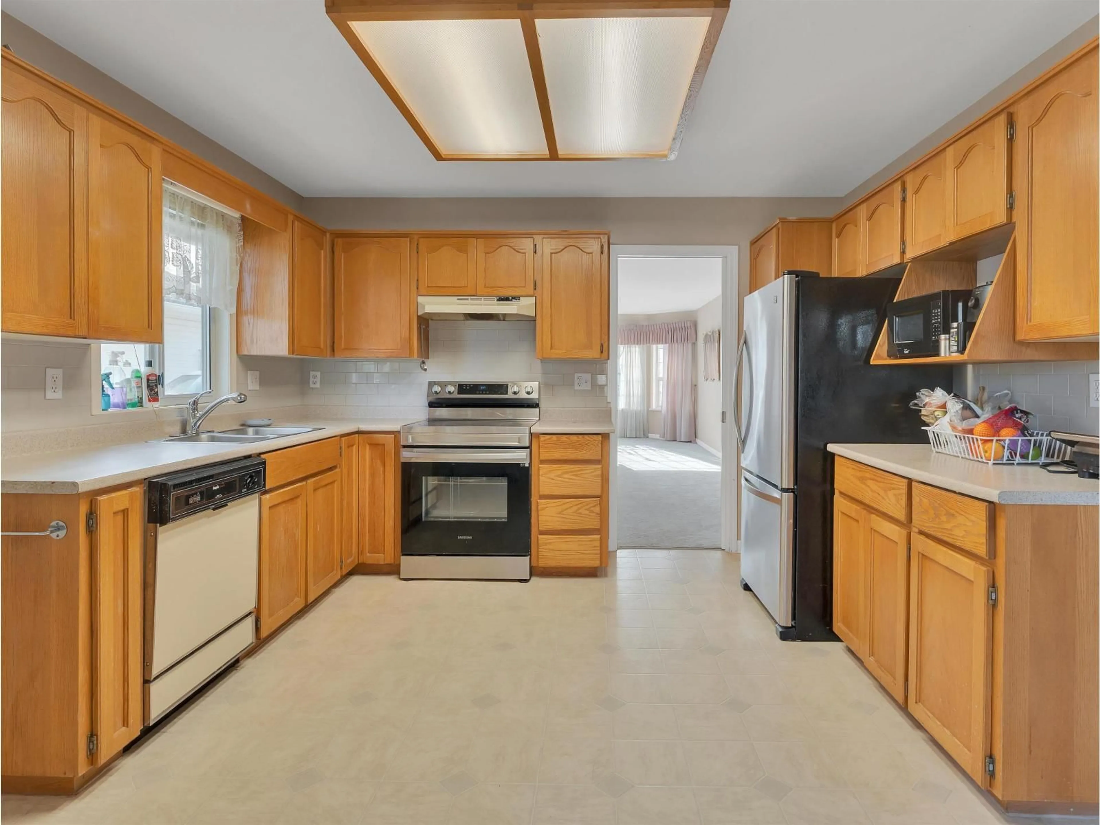 Standard kitchen, ceramic/tile floor for 32337 NAKUSP DRIVE, Abbotsford British Columbia V2T5C6