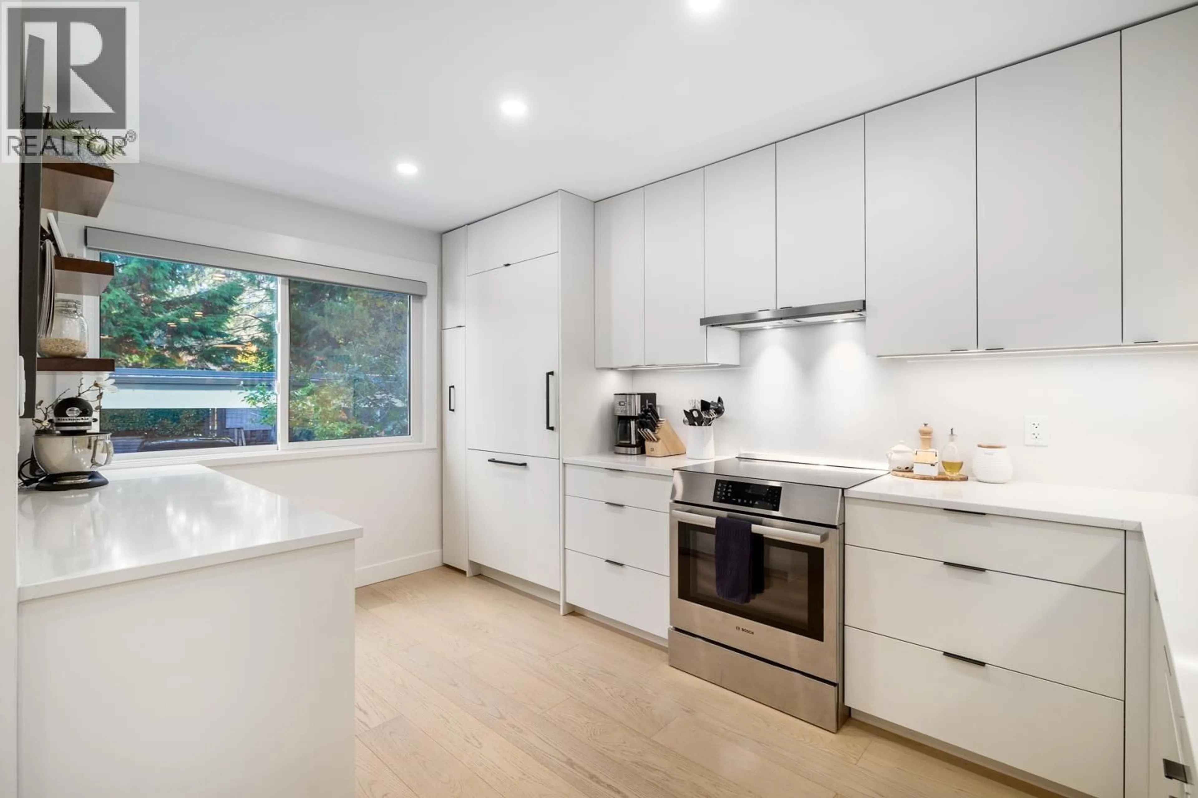 Contemporary kitchen, unknown for 4663 HOSKINS ROAD, North Vancouver British Columbia V7K2R3
