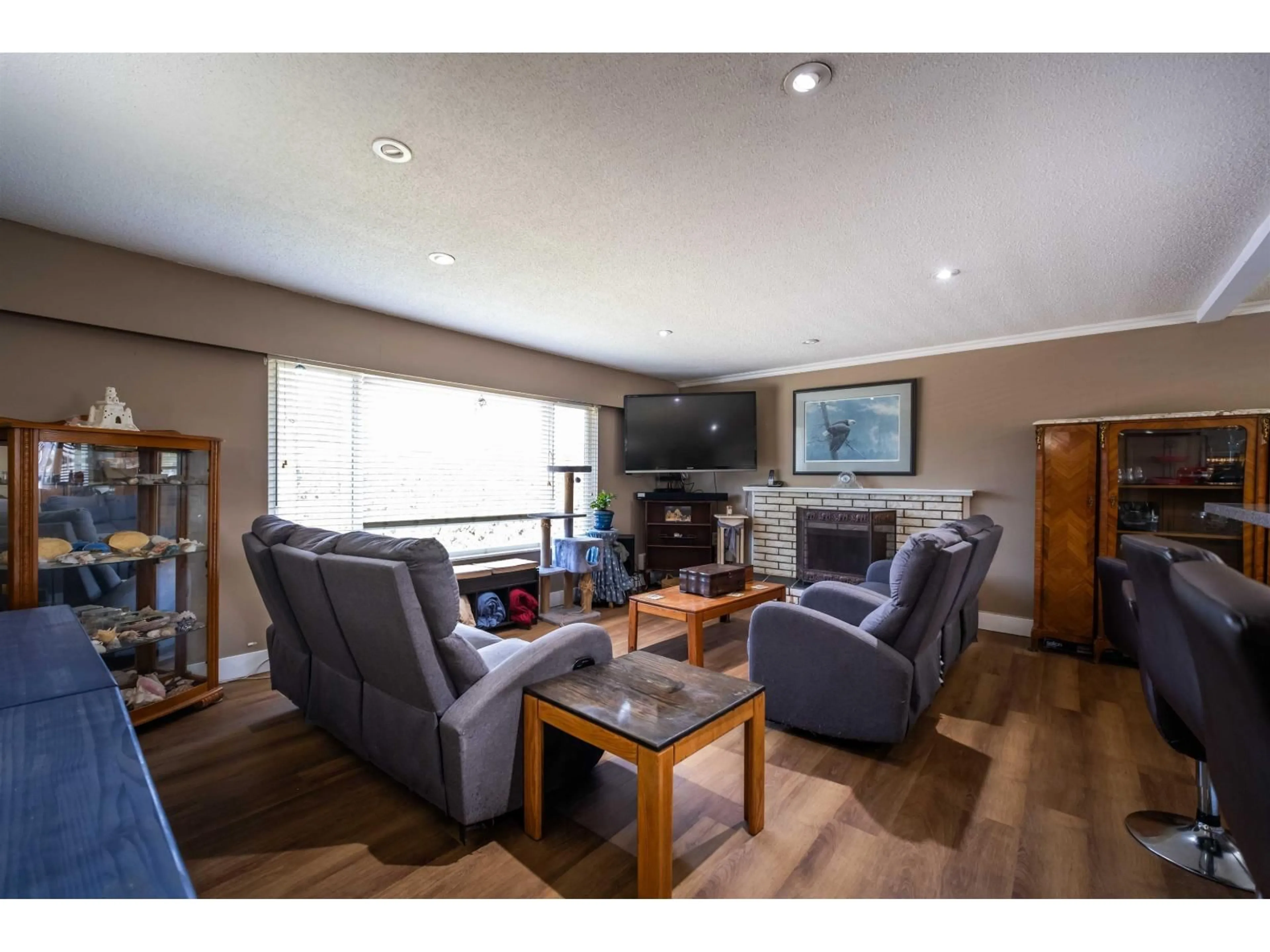 Living room with furniture, wood/laminate floor for 17884 57 AVENUE, Surrey British Columbia V3S1H3