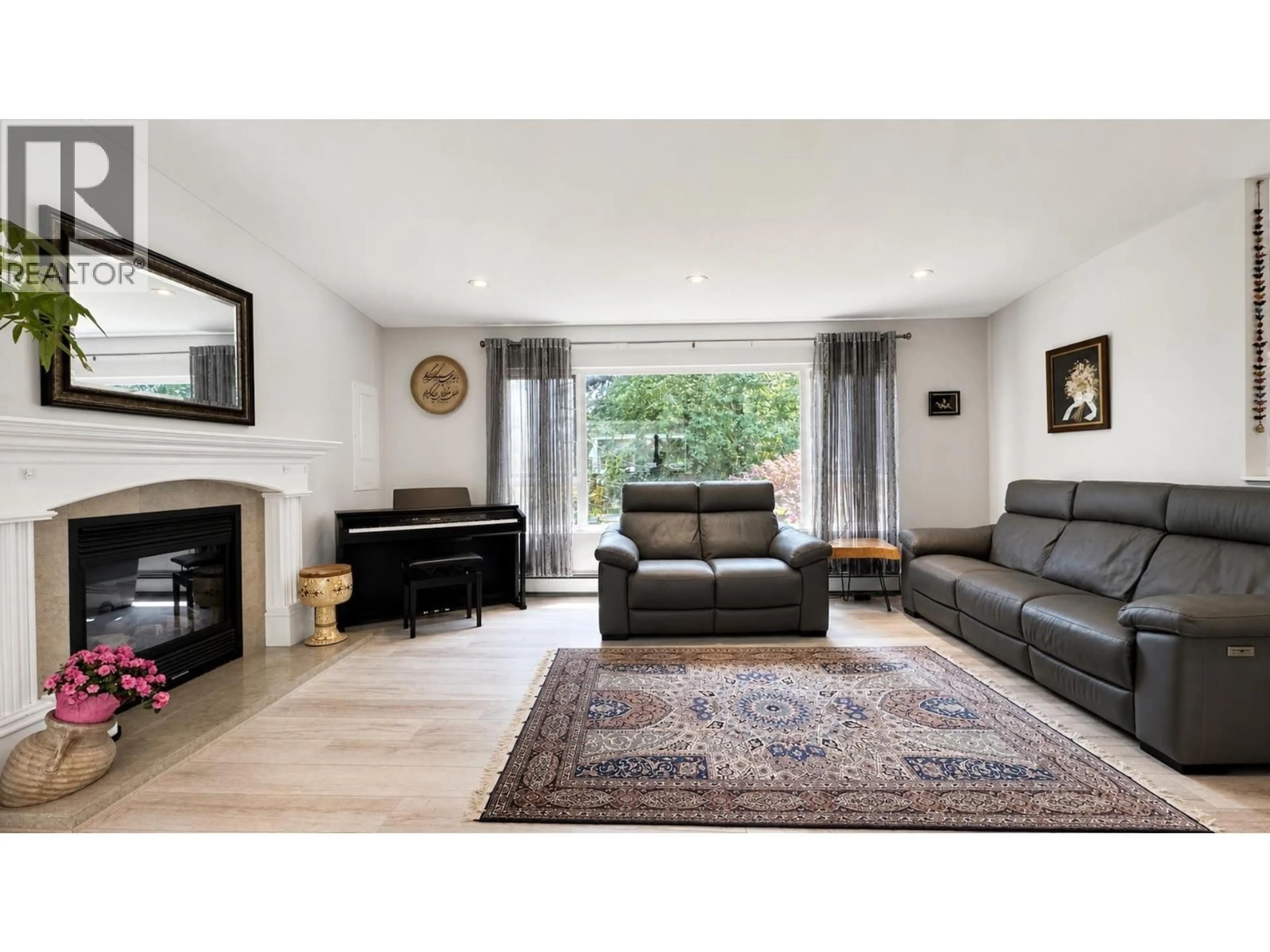 Living room with furniture, unknown for 1398 CHAMBERLAIN DRIVE, North Vancouver British Columbia V7K1P6