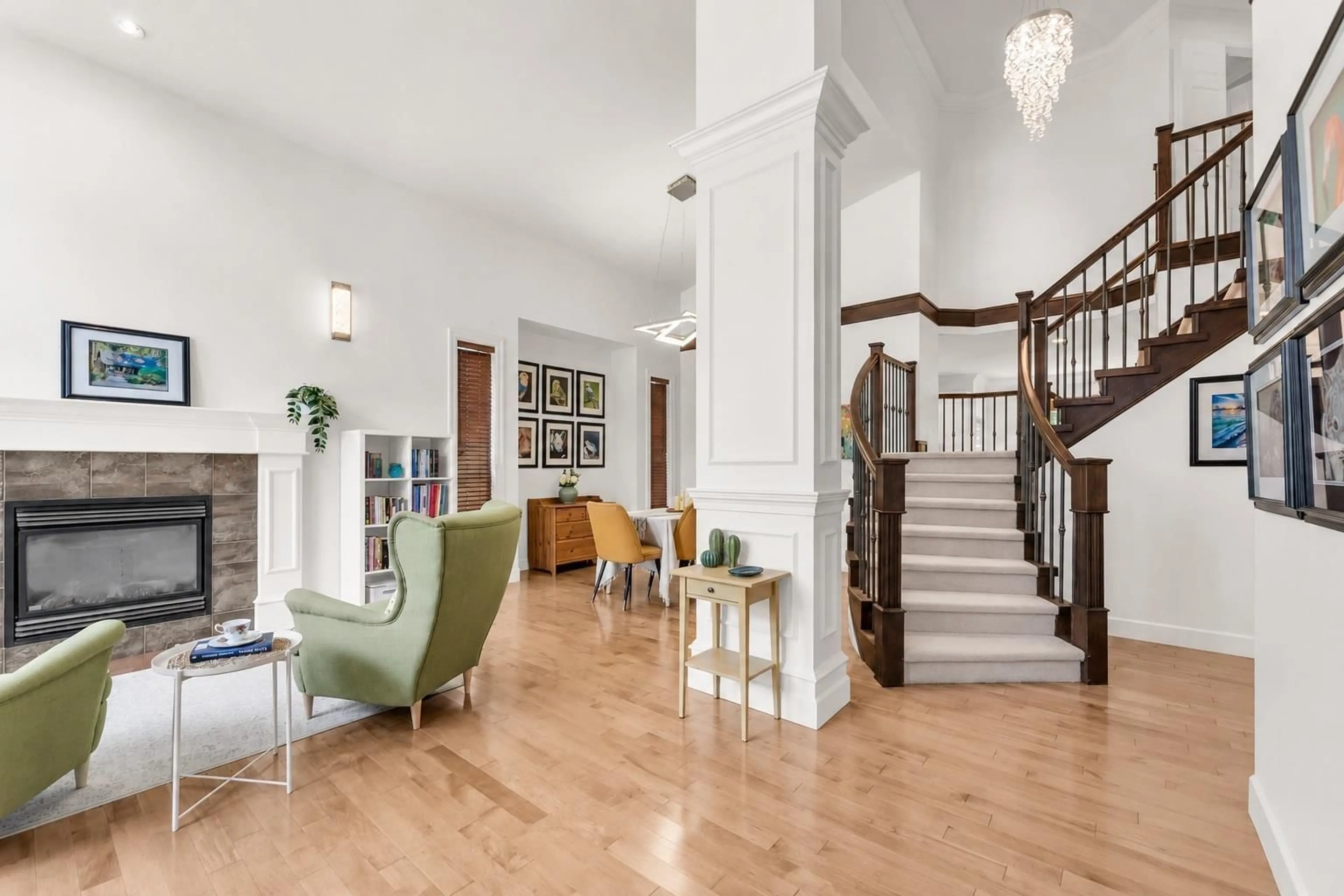 Indoor foyer for 10 - 3502 150A STREET, White Rock British Columbia V3Z4R2
