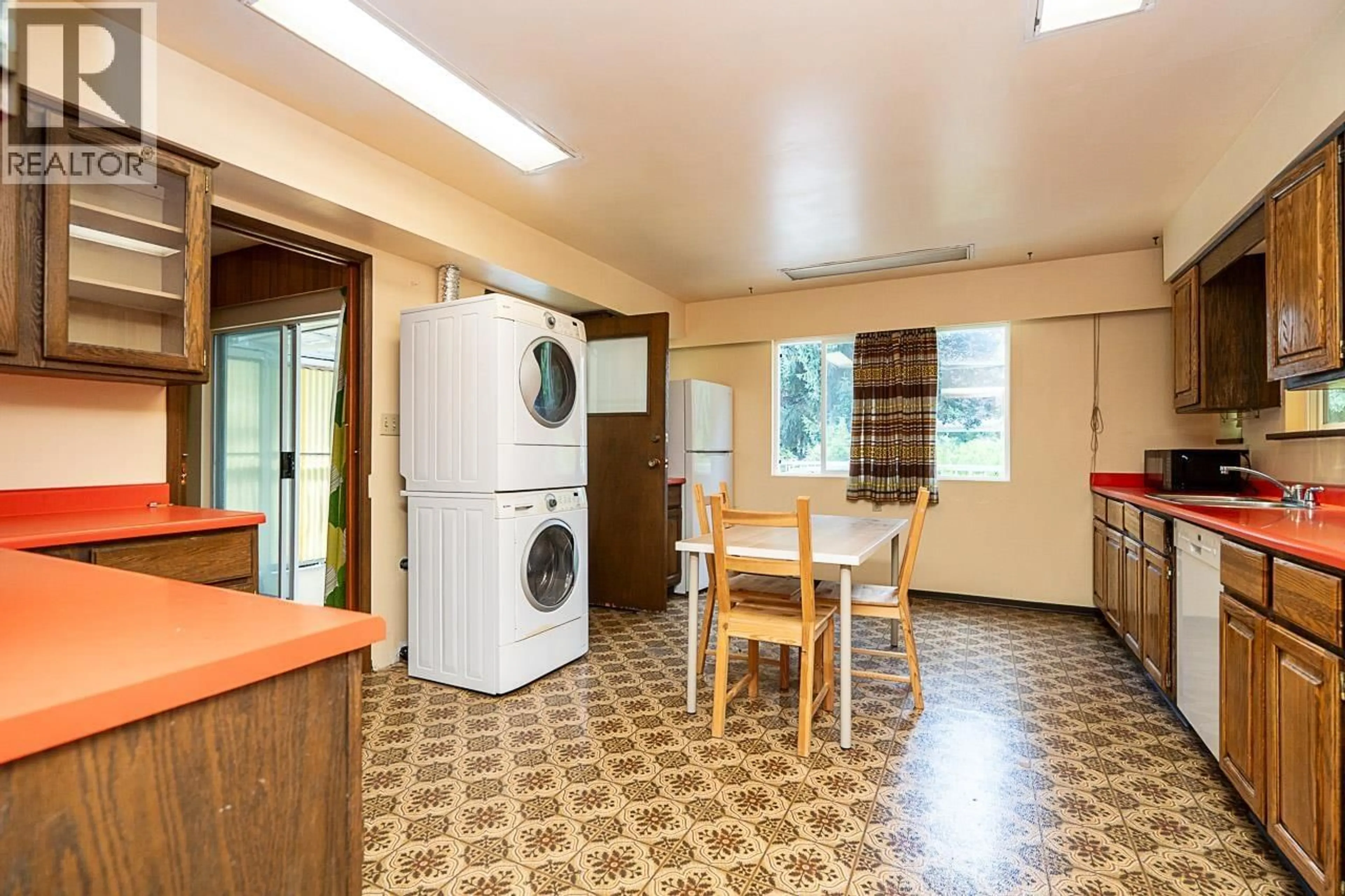 Kitchen with laundary machines, unknown for 1671 ROBERTSON AVENUE, Port Coquitlam British Columbia V3B1C9