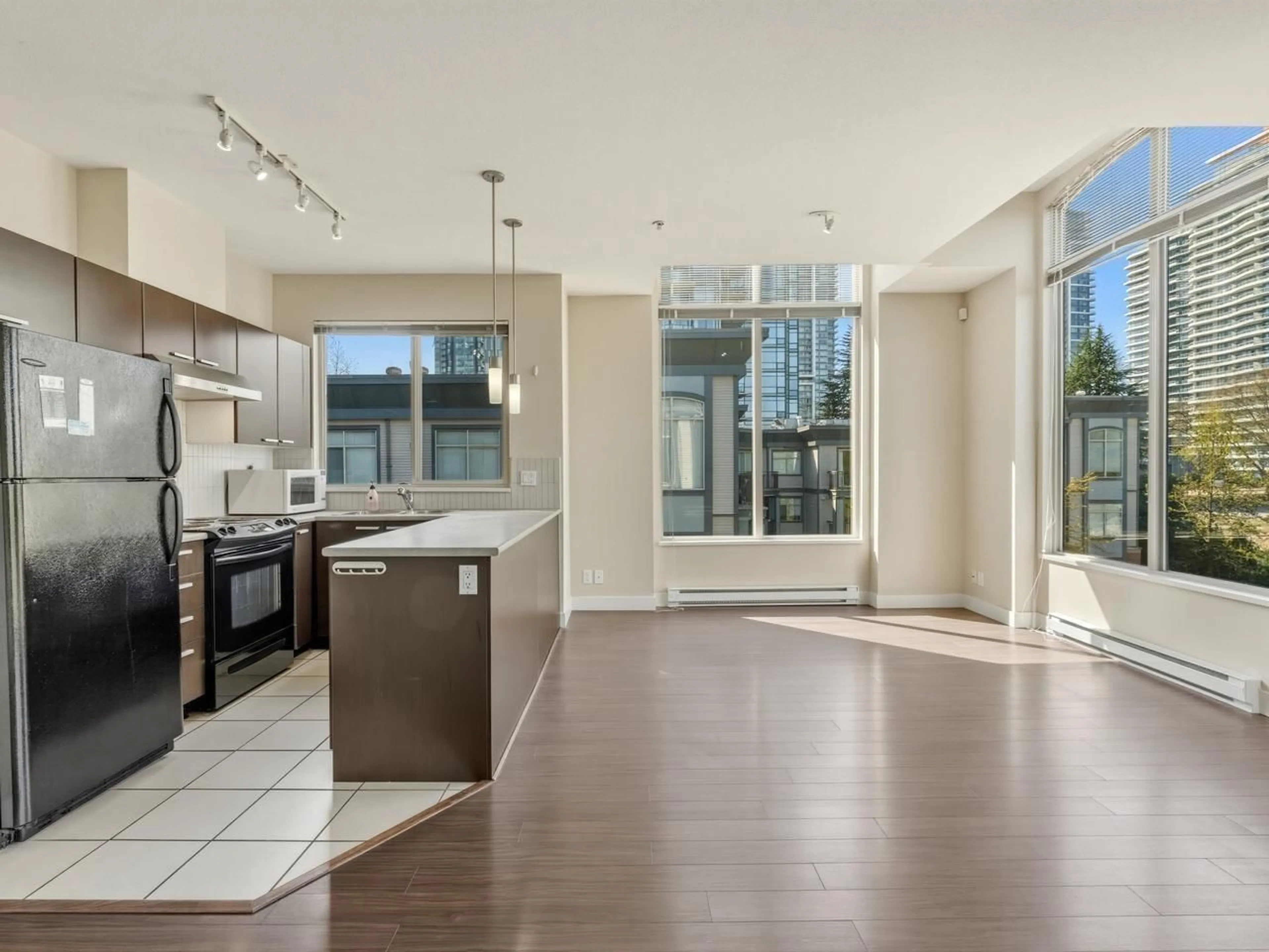 Open concept kitchen, unknown for 403 - 10499 UNIVERSITY DRIVE, Surrey British Columbia V3T0A4