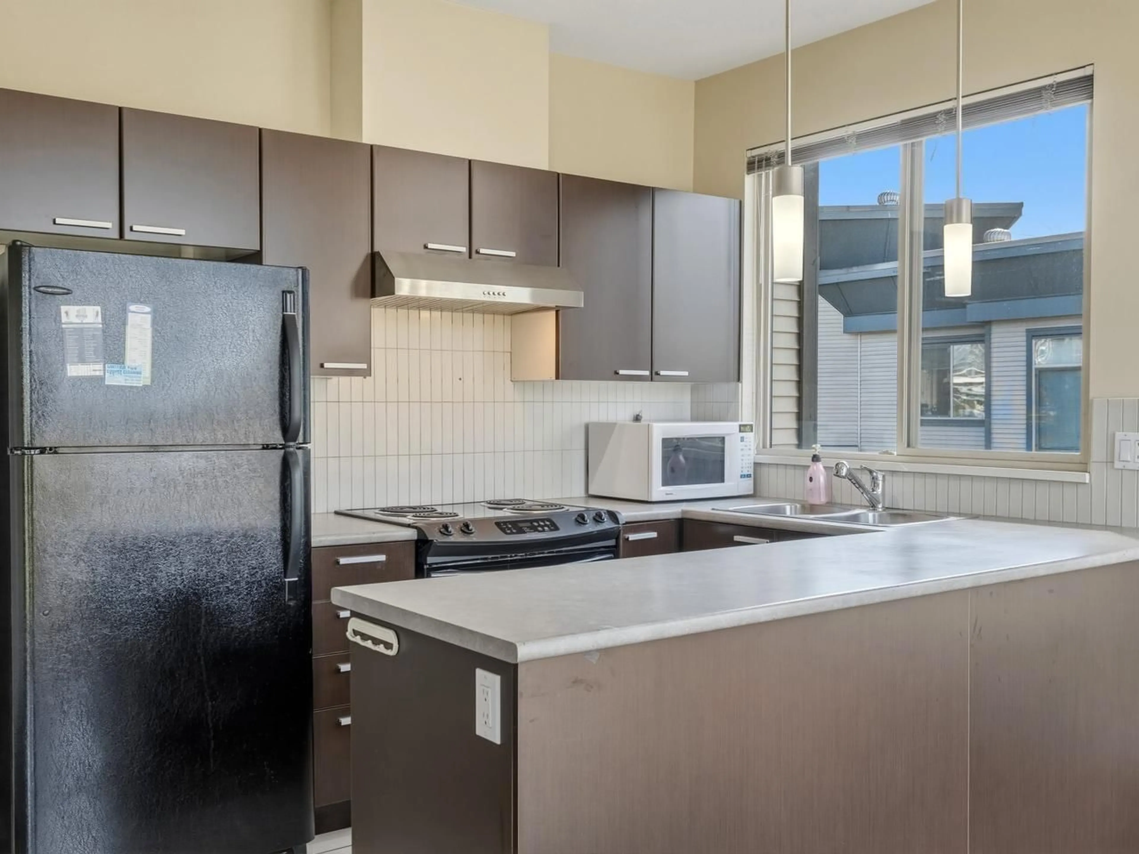 Standard kitchen, unknown for 403 - 10499 UNIVERSITY DRIVE, Surrey British Columbia V3T0A4