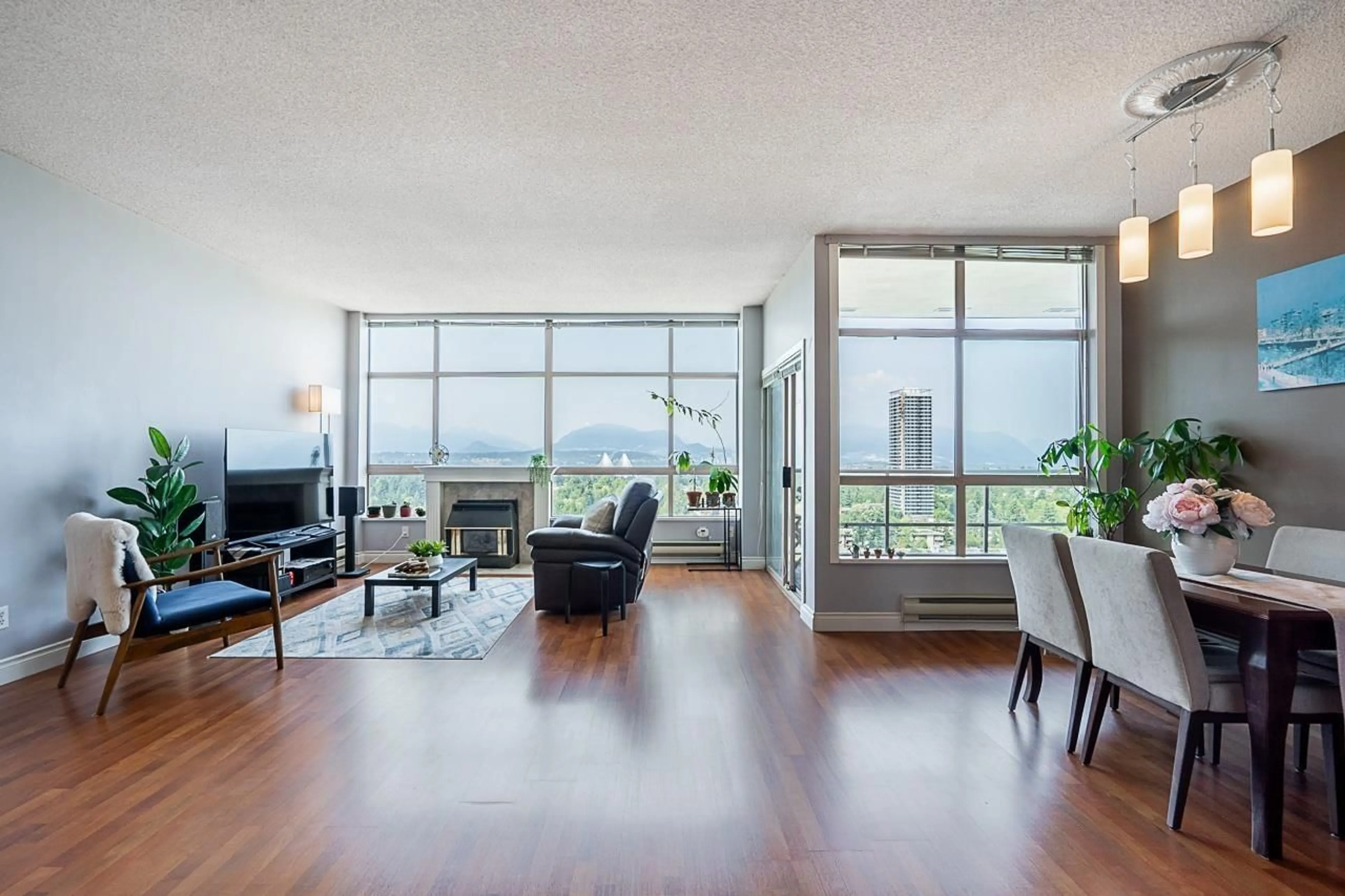 Living room with furniture, unknown for 2001 - 14881 103A AVENUE, Surrey British Columbia V3R0M5