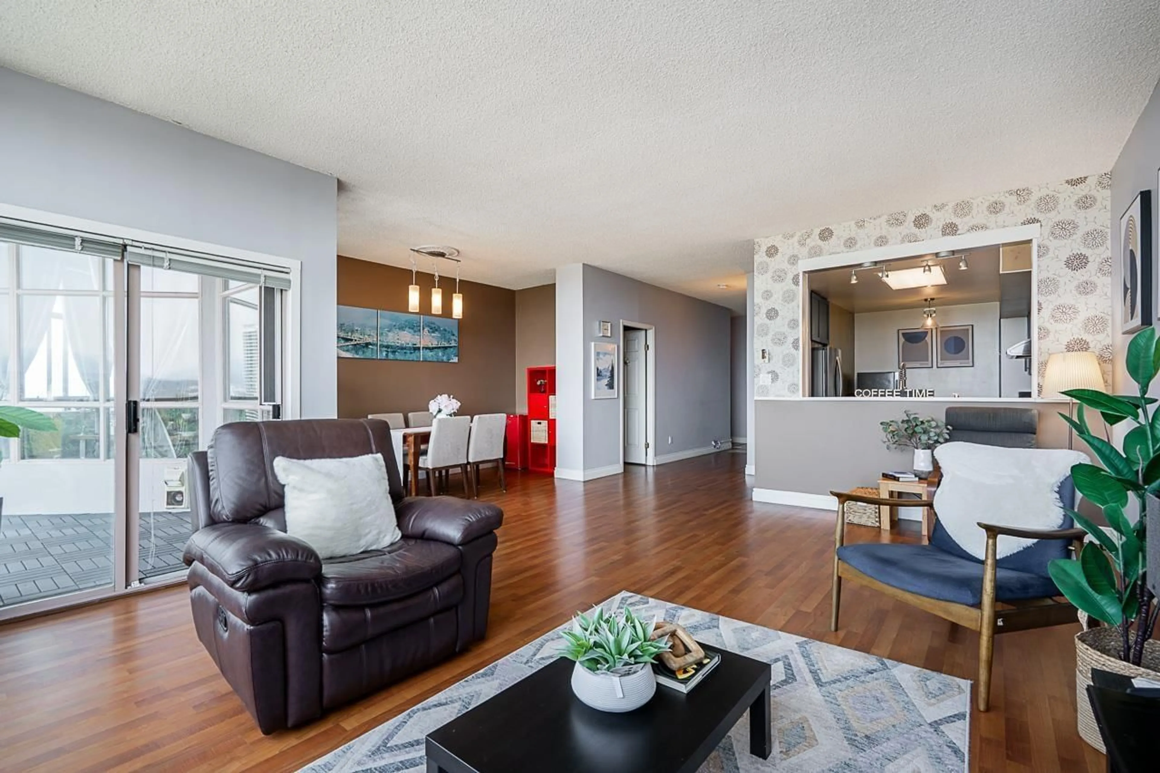 Living room with furniture, wood/laminate floor for 2001 - 14881 103A AVENUE, Surrey British Columbia V3R0M5