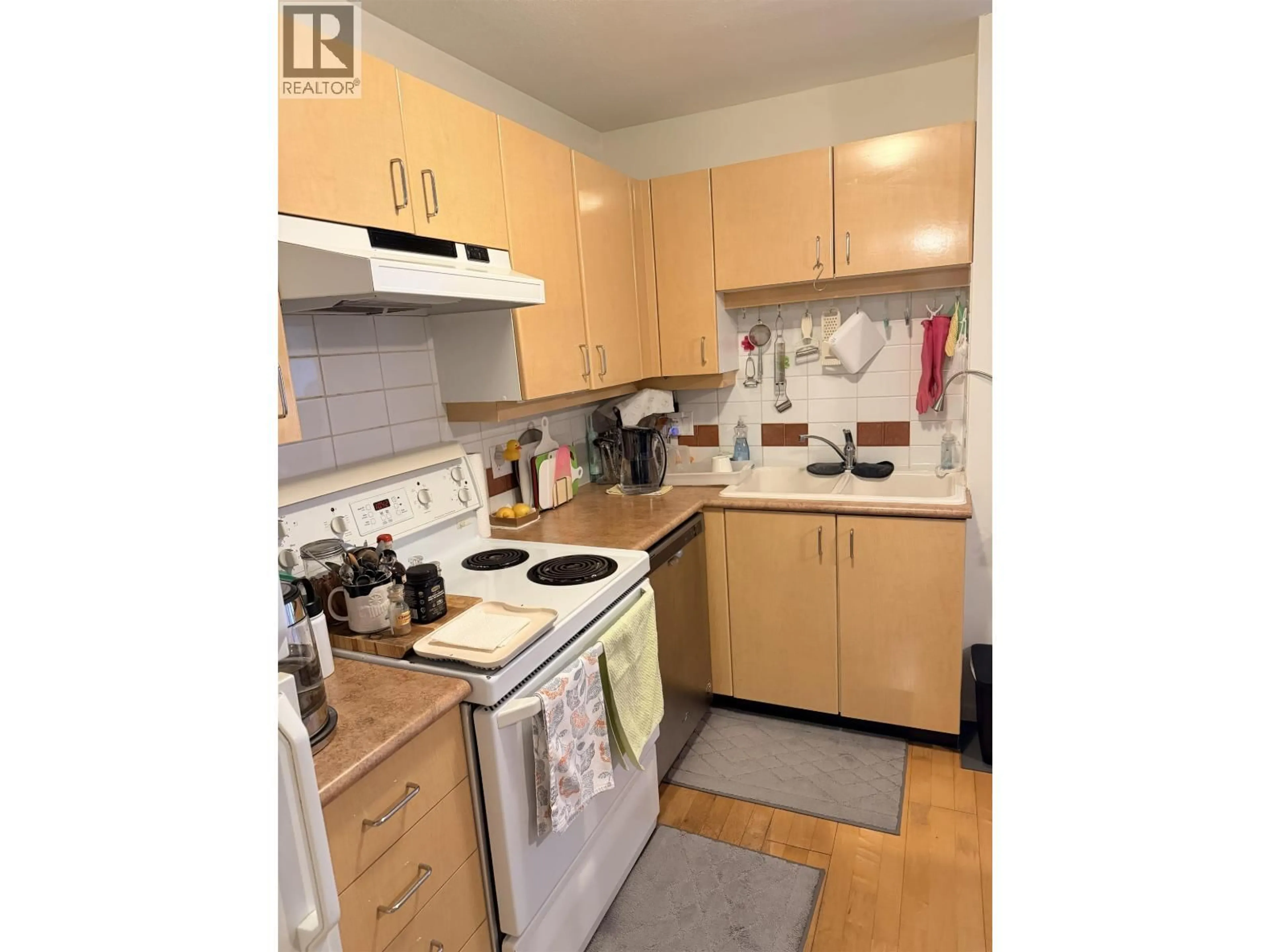 Standard kitchen, wood/laminate floor for 320 - 2680 4TH AVENUE, Vancouver British Columbia V6K1P8