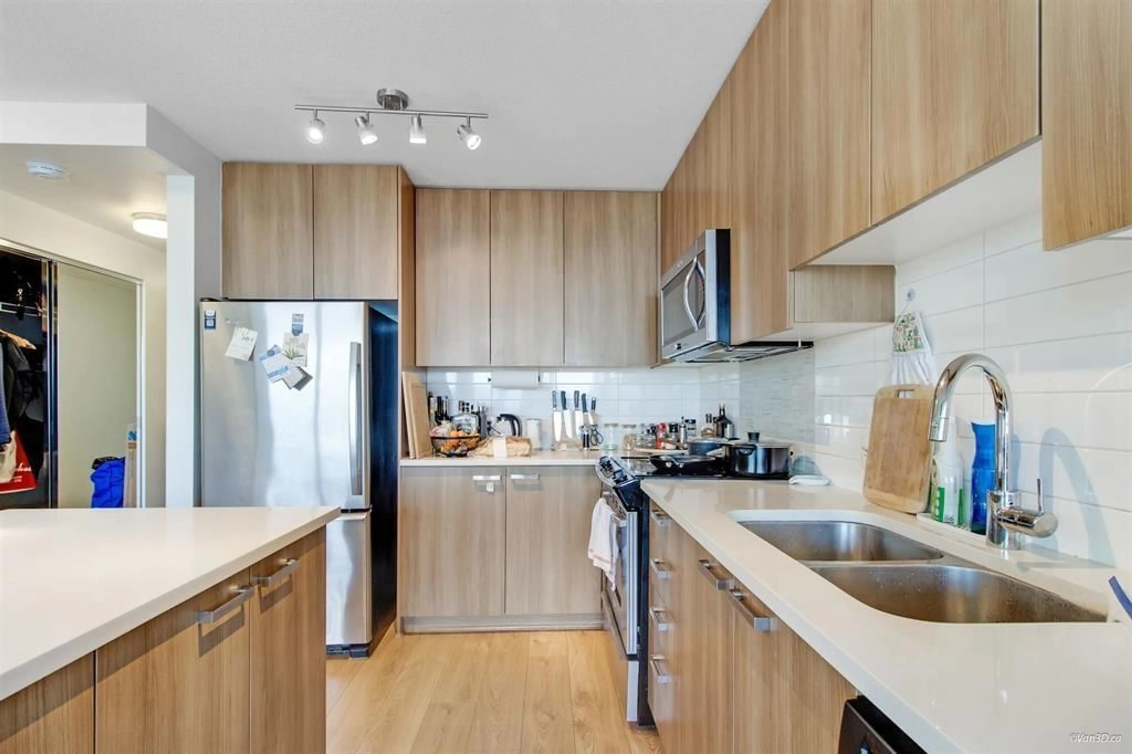 Standard kitchen, wood/laminate floor for 3103 - 13325 102A AVENUE, Surrey British Columbia V3T0J5