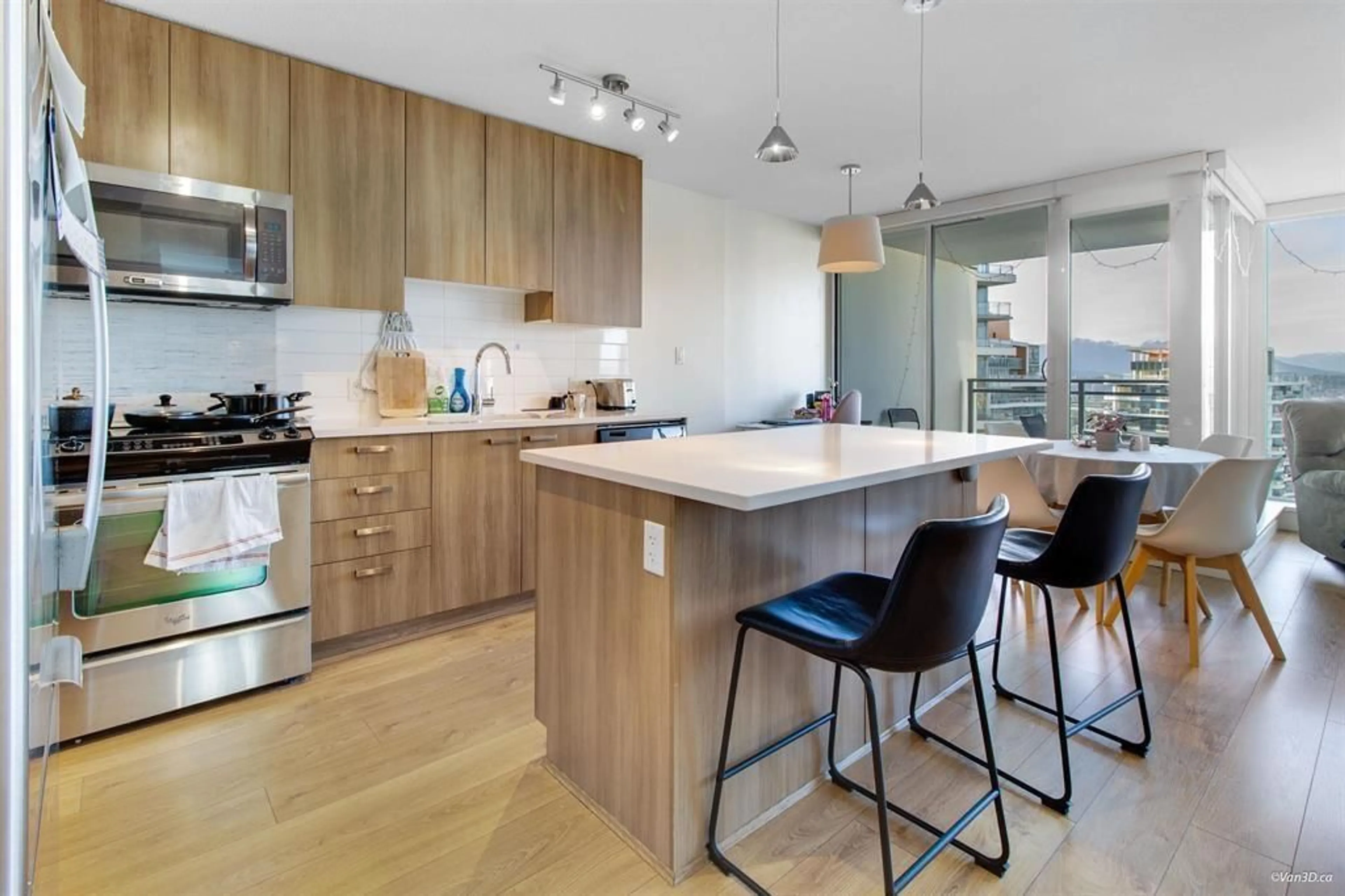 Open concept kitchen, wood/laminate floor for 3103 - 13325 102A AVENUE, Surrey British Columbia V3T0J5