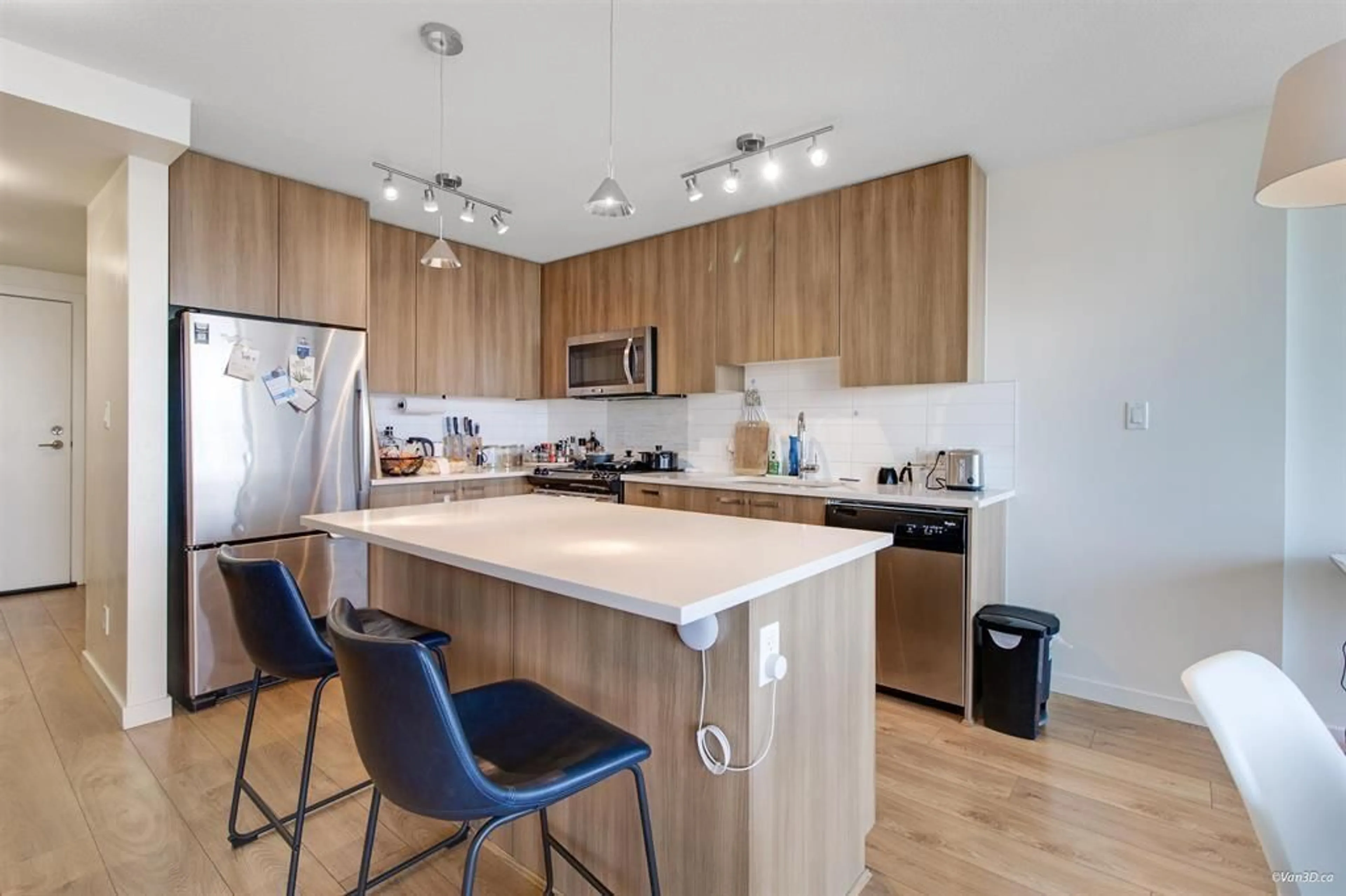 Open concept kitchen, wood/laminate floor for 3103 - 13325 102A AVENUE, Surrey British Columbia V3T0J5