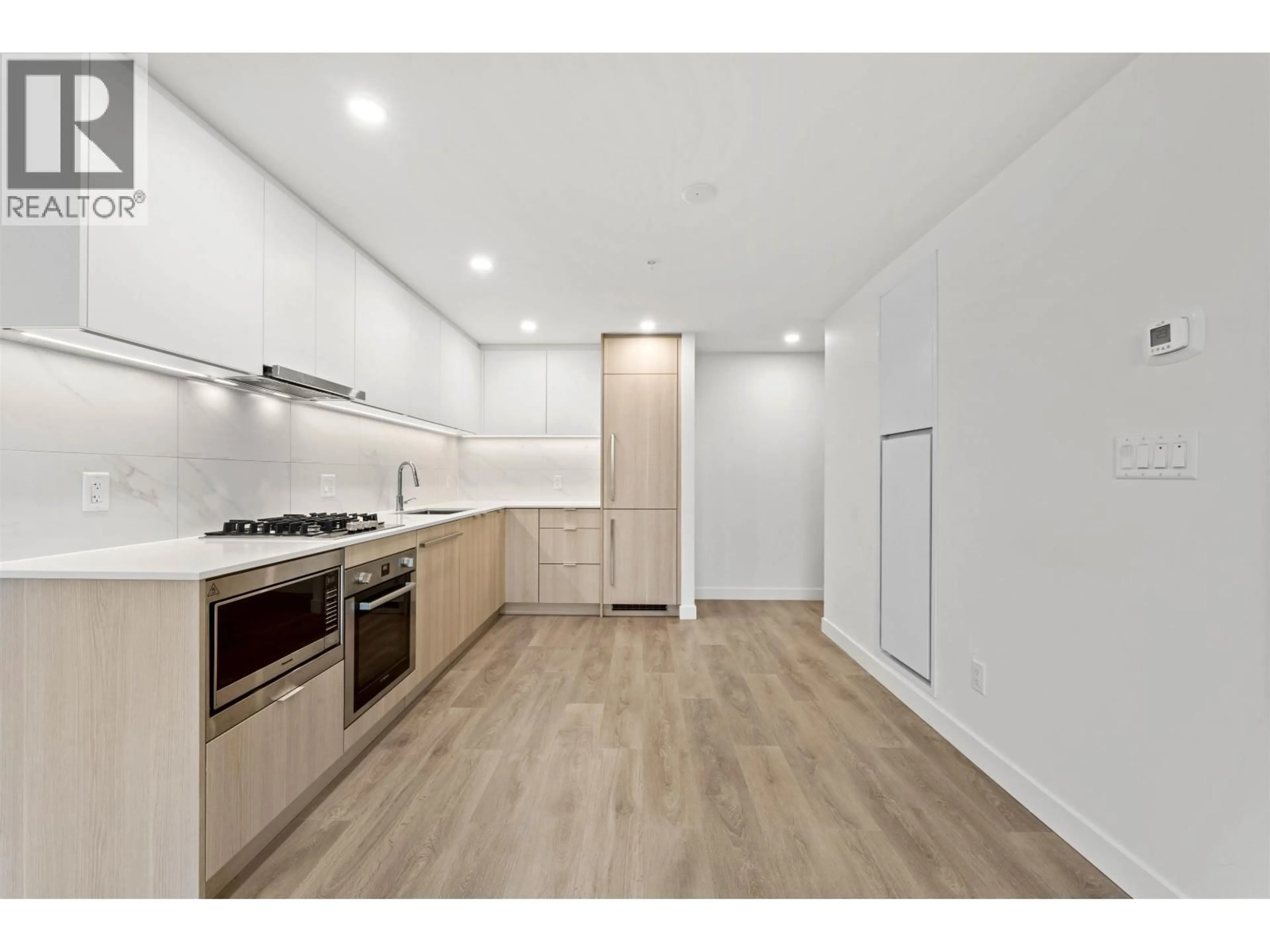 Standard kitchen, wood/laminate floor for 910 - 308 ALDERSON AVENUE, Coquitlam British Columbia V3K0J2