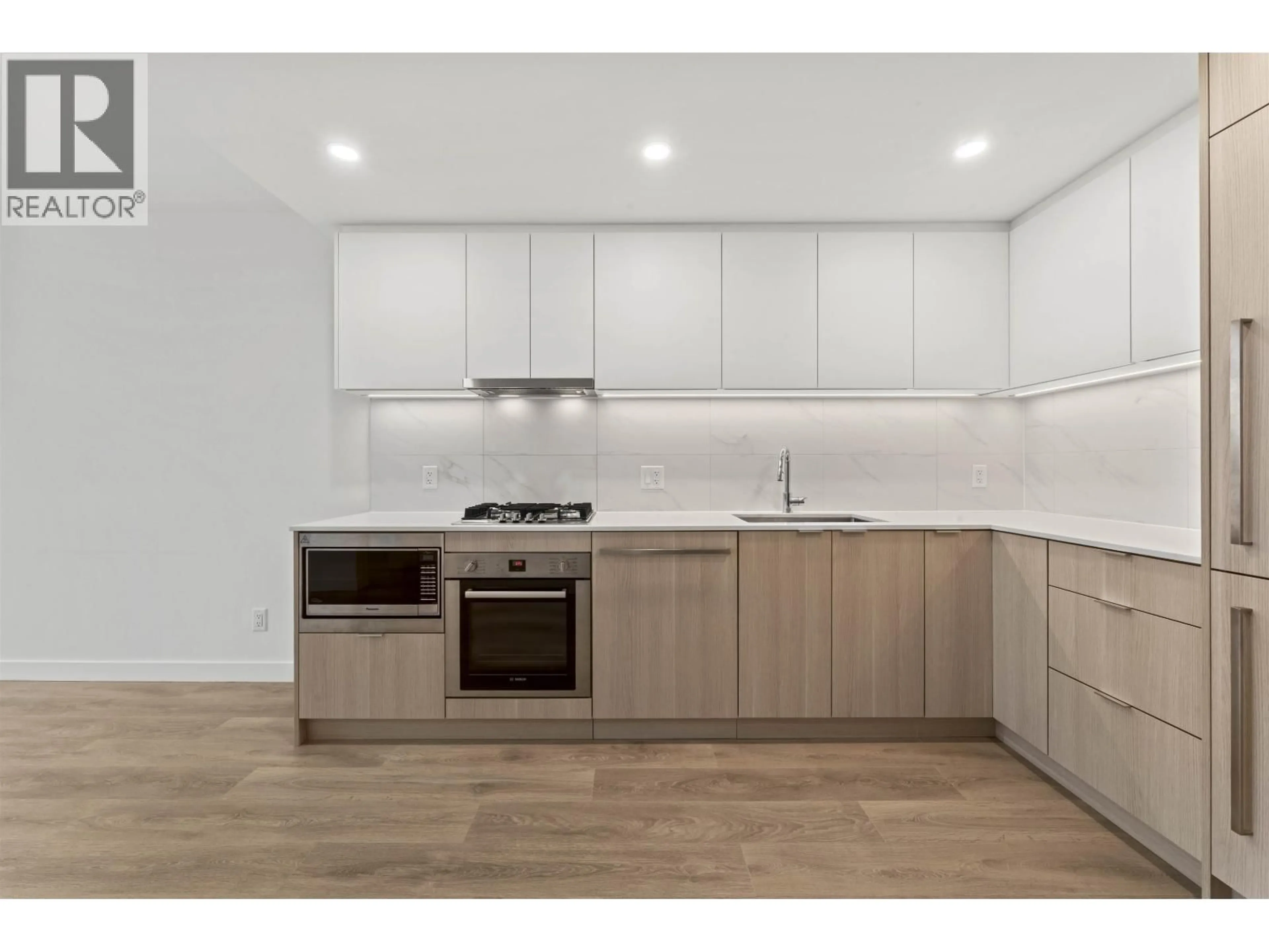 Standard kitchen, wood/laminate floor for 910 - 308 ALDERSON AVENUE, Coquitlam British Columbia V3K0J2
