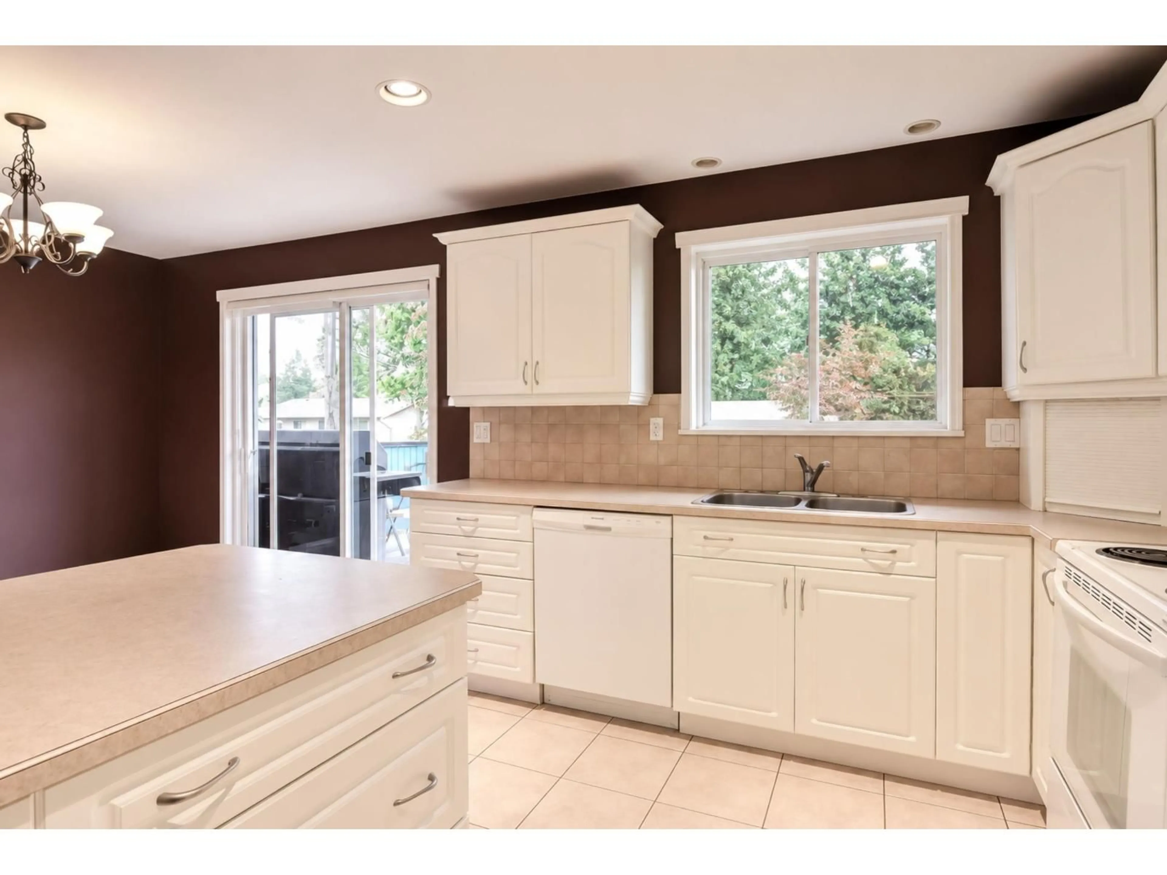 Open concept kitchen, ceramic/tile floor for 11805 COWLEY DRIVE NORTH, Delta British Columbia V4E1W5