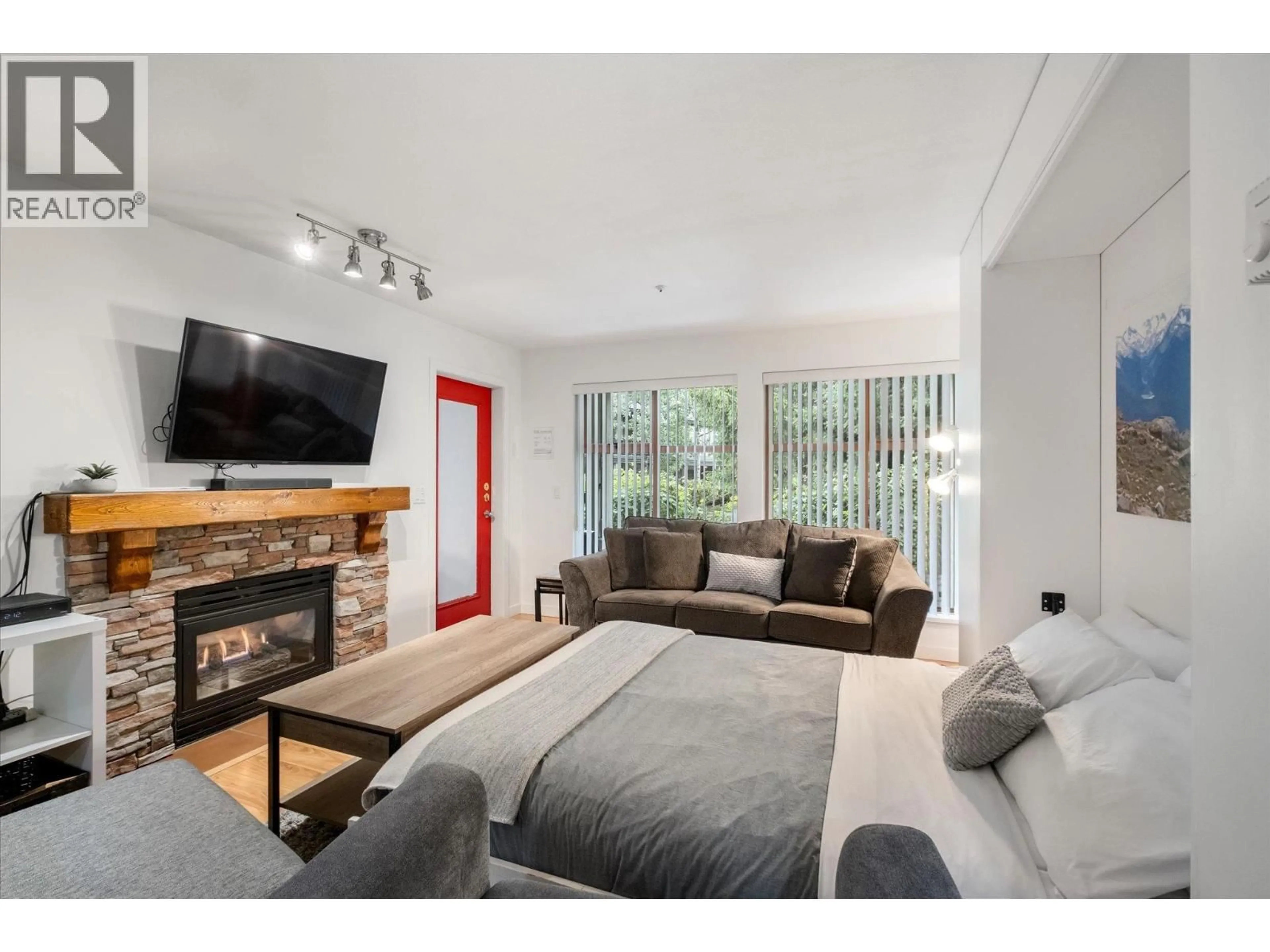 Living room with furniture, wood/laminate floor for 68 - 4355 NORTHLANDS BOULEVARD, Whistler British Columbia V8E1C3