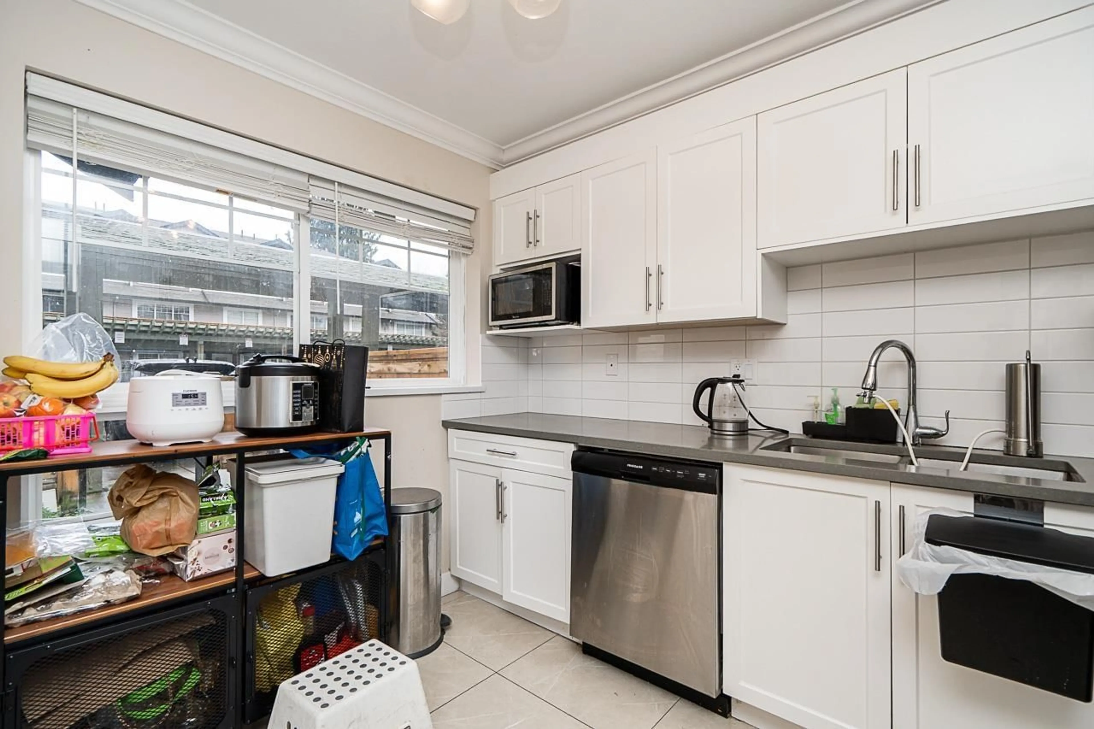 Standard kitchen, unknown for 1 - 10282 132 STREET, Surrey British Columbia V3T0C4