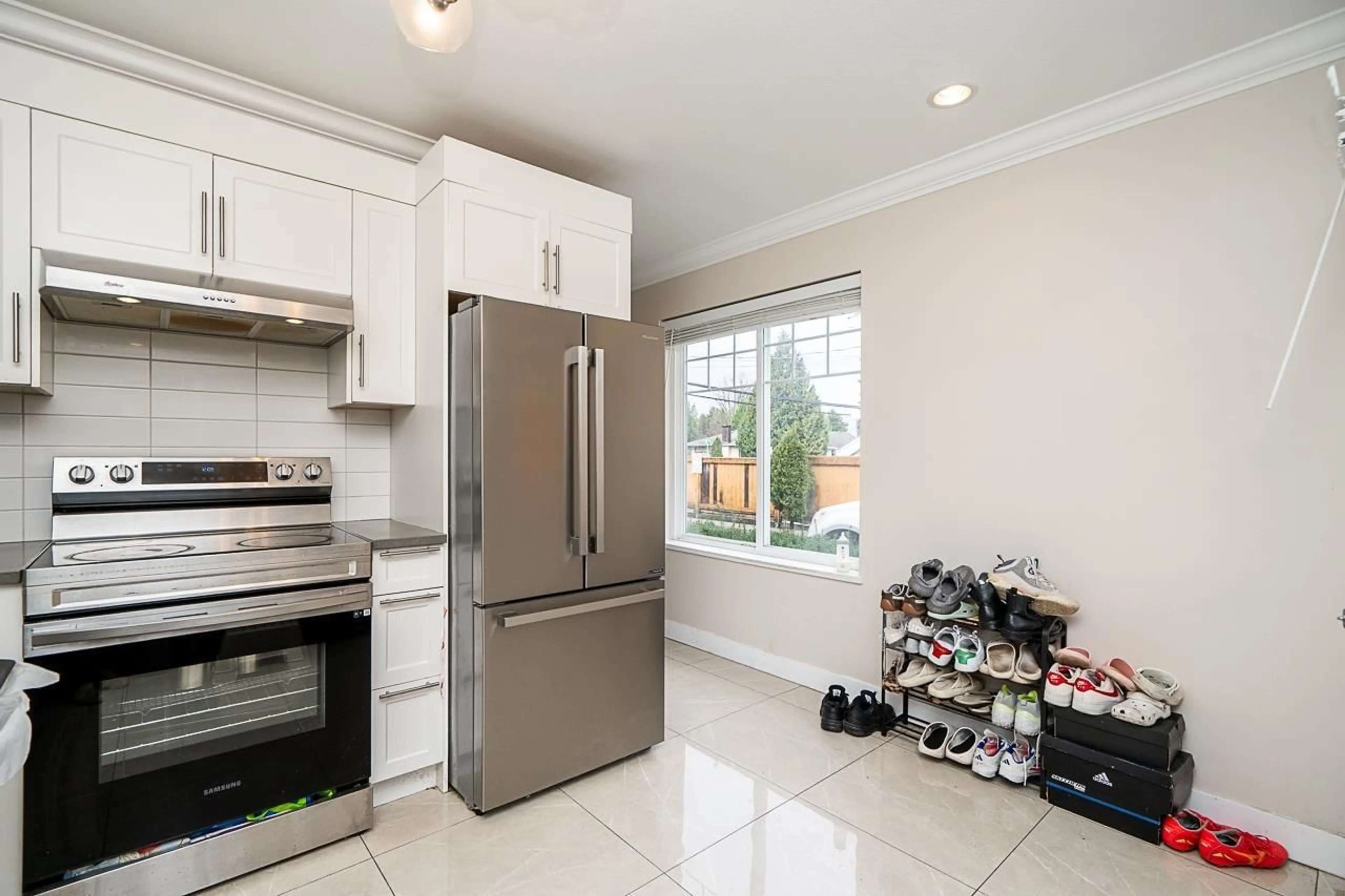 Open concept kitchen, ceramic/tile floor for 1 - 10282 132 STREET, Surrey British Columbia V3T0C4