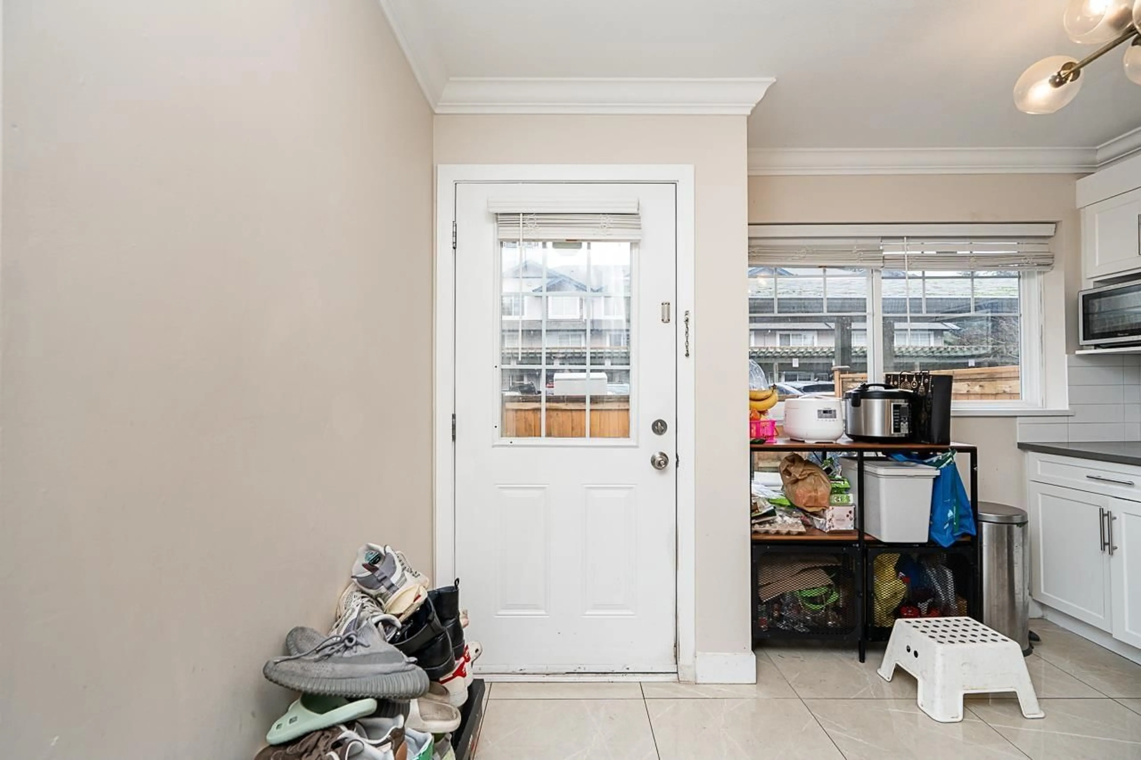 Indoor entryway for 1 - 10282 132 STREET, Surrey British Columbia V3T0C4