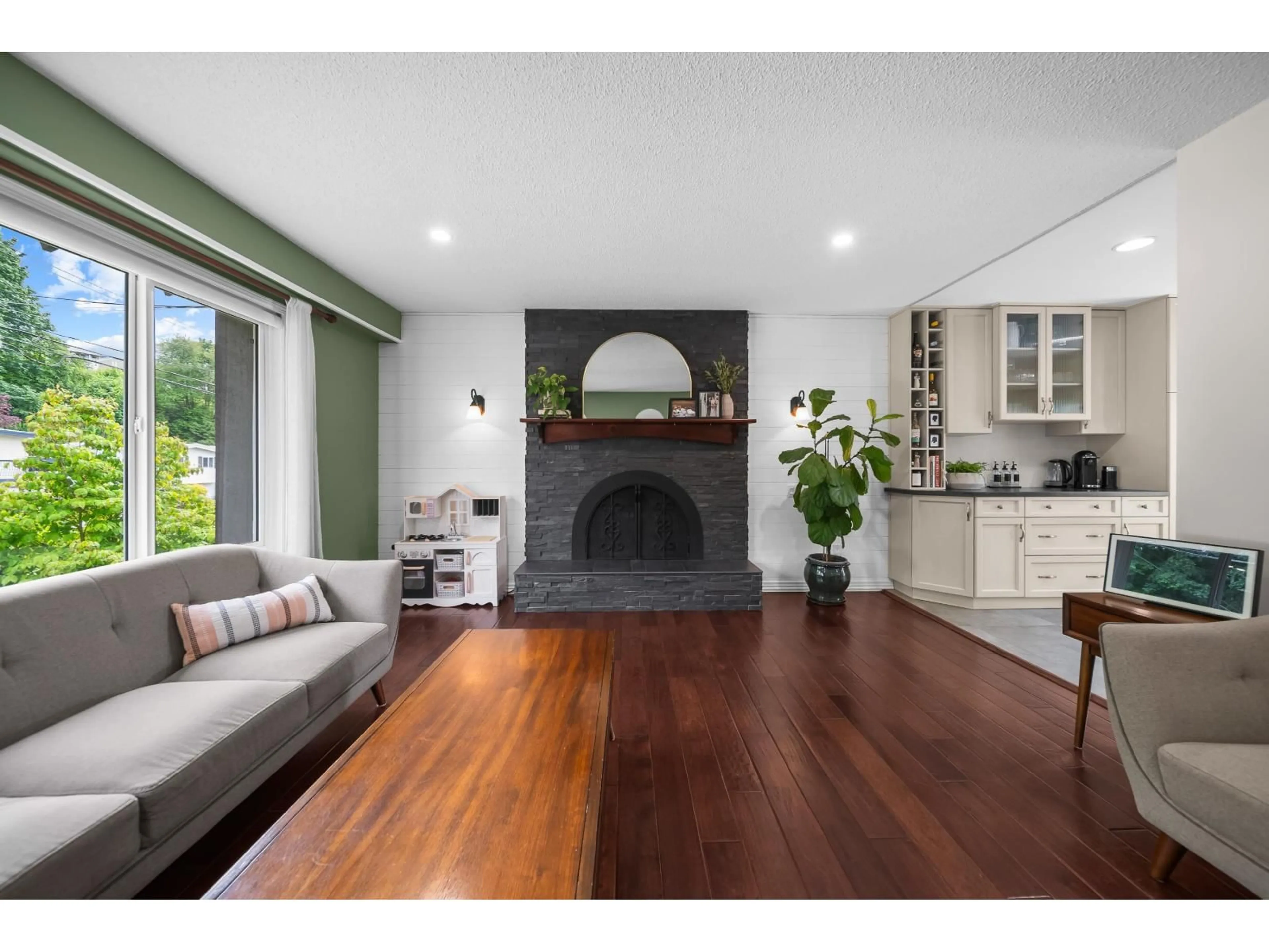 Living room with furniture, unknown for 35061 HIGH DRIVE, Abbotsford British Columbia V2S2X7