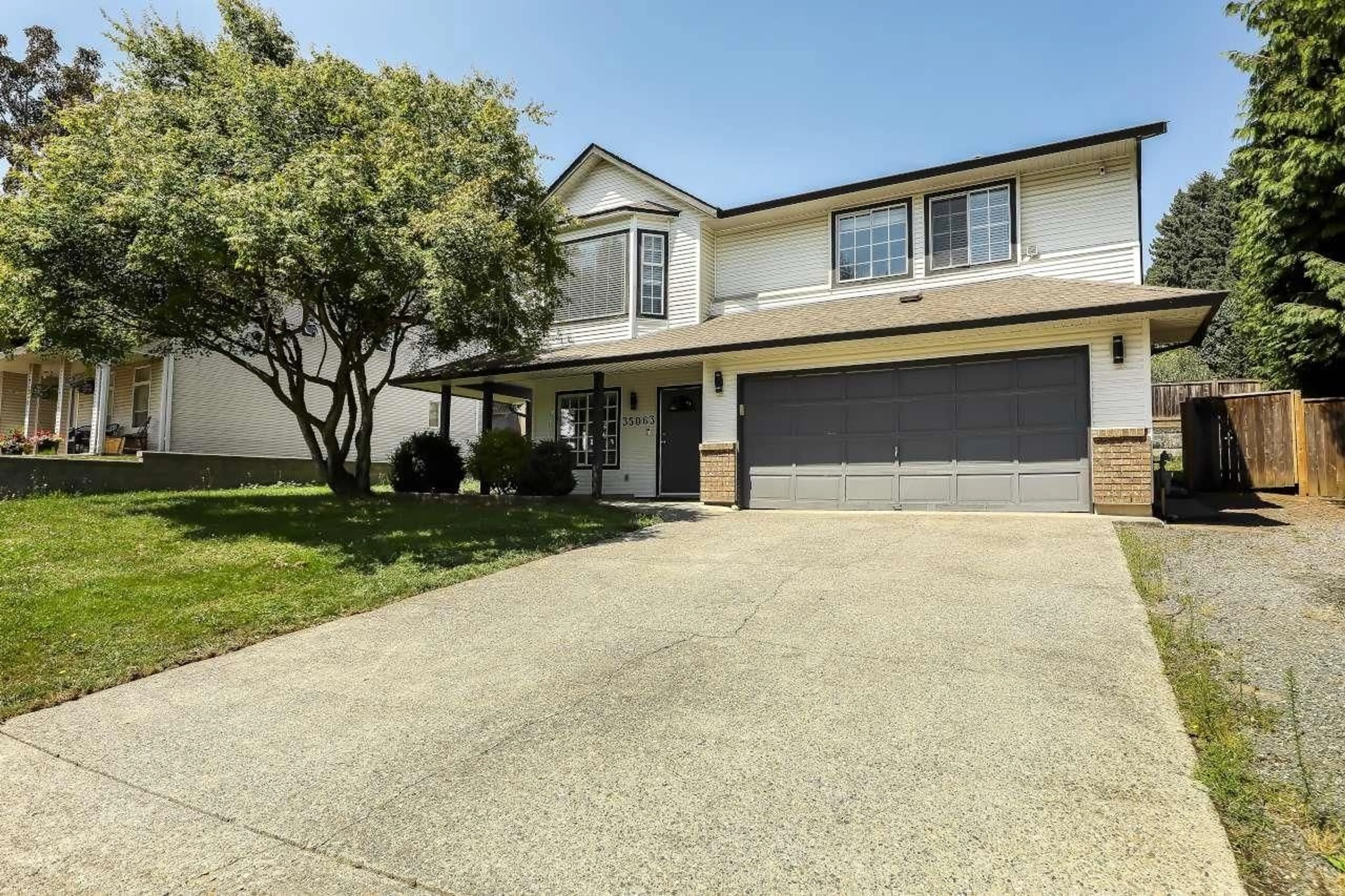A pic from outside/outdoor area/front of a property/back of a property/a pic from drone, street for 35063 SPENCER STREET, Abbotsford British Columbia V3G2E3