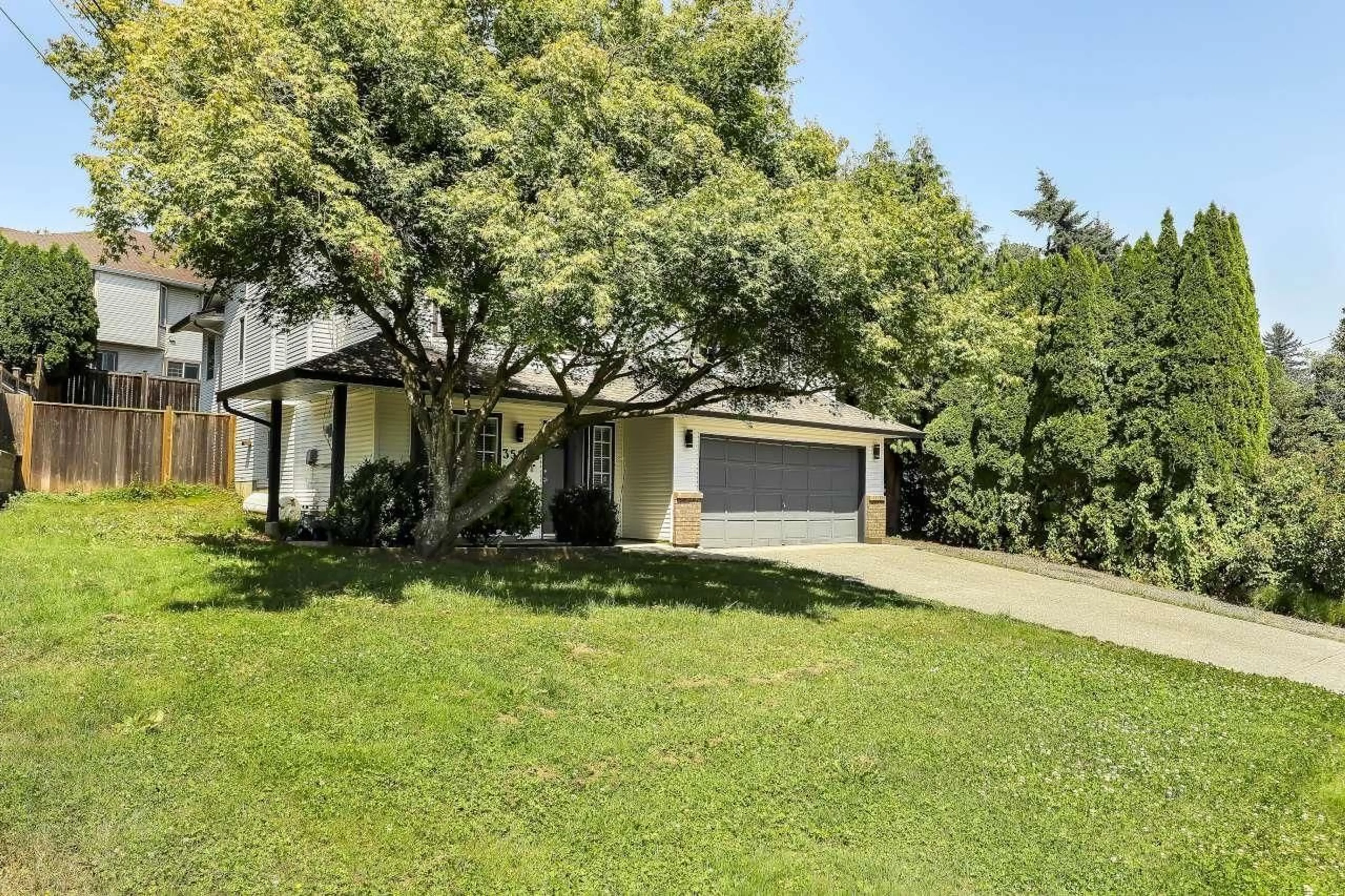 A pic from outside/outdoor area/front of a property/back of a property/a pic from drone, unknown for 35063 SPENCER STREET, Abbotsford British Columbia V3G2E3