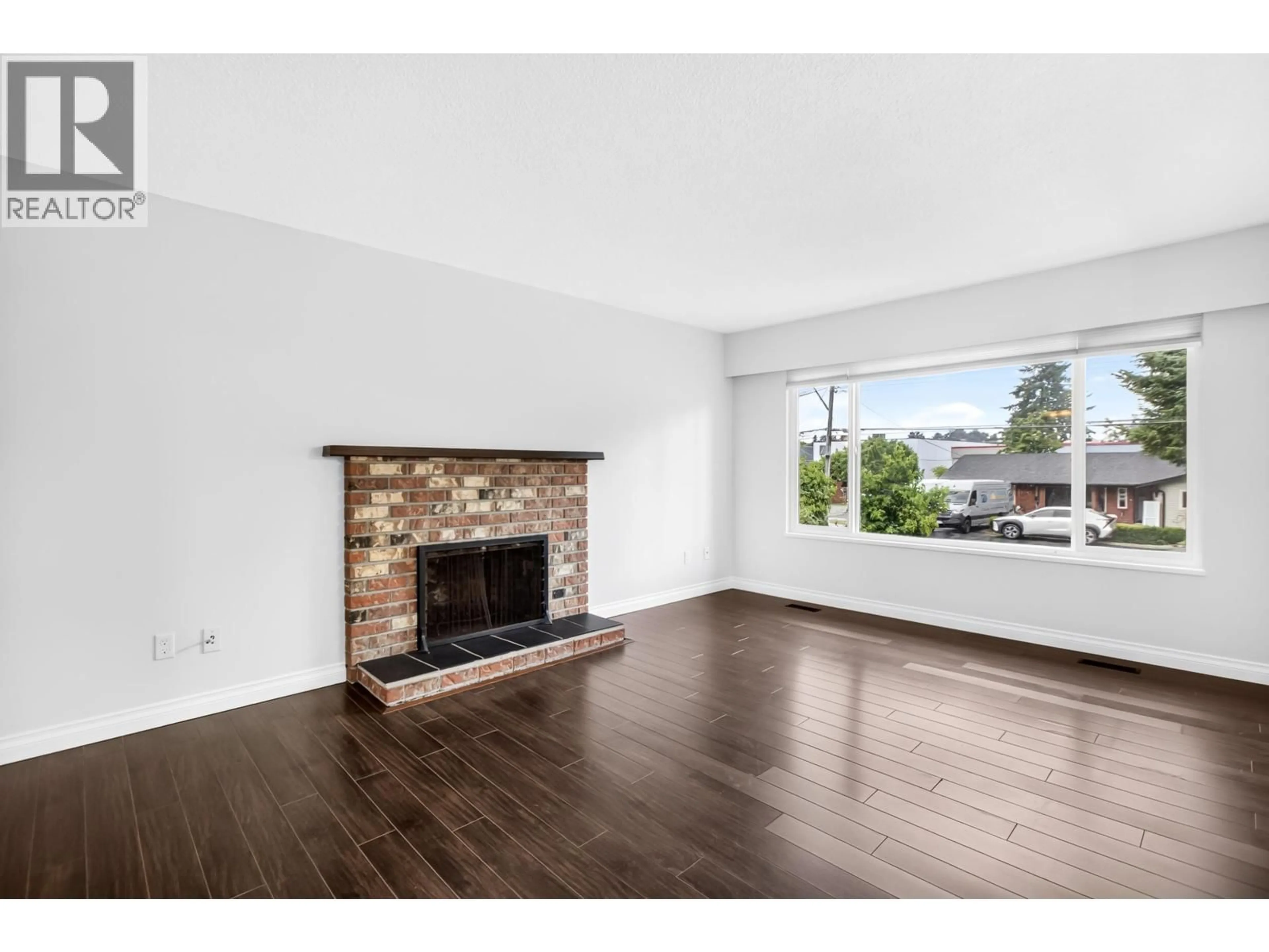 Living room with furniture, wood/laminate floor for 20800 CAMWOOD AVENUE, Maple Ridge British Columbia V2X2P1