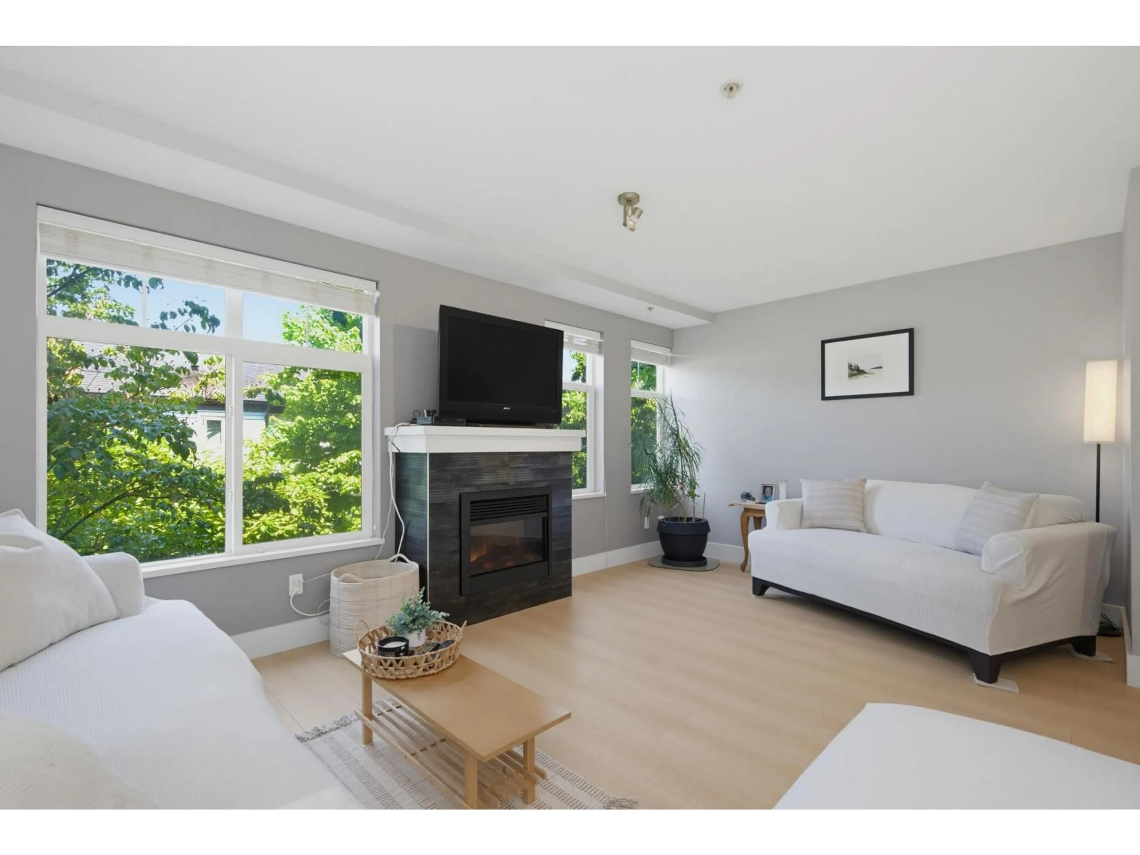 Living room with furniture, unknown for 93 - 15833 26 AVENUE, Surrey British Columbia V3Z2X5