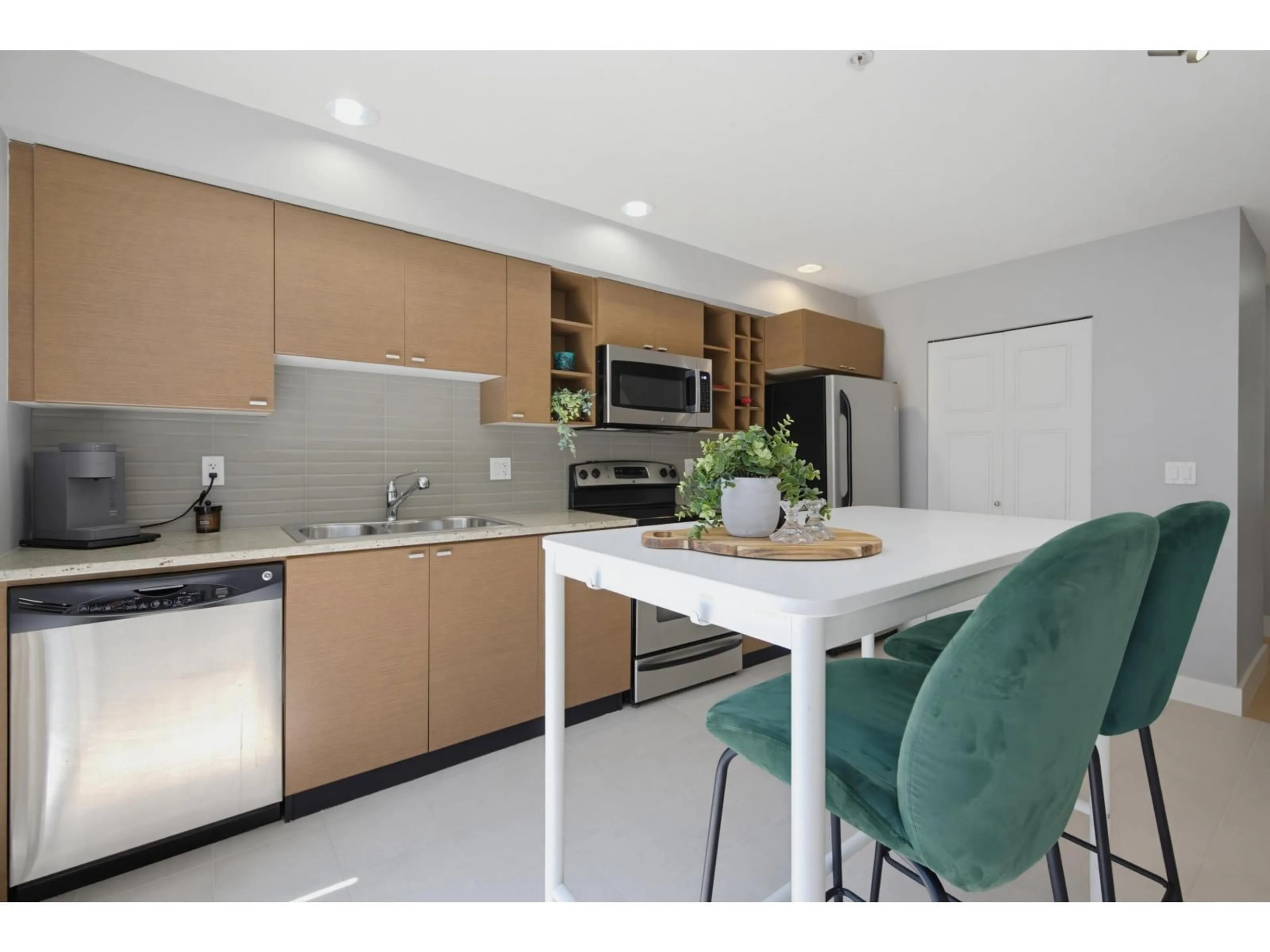 Standard kitchen, unknown for 93 - 15833 26 AVENUE, Surrey British Columbia V3Z2X5