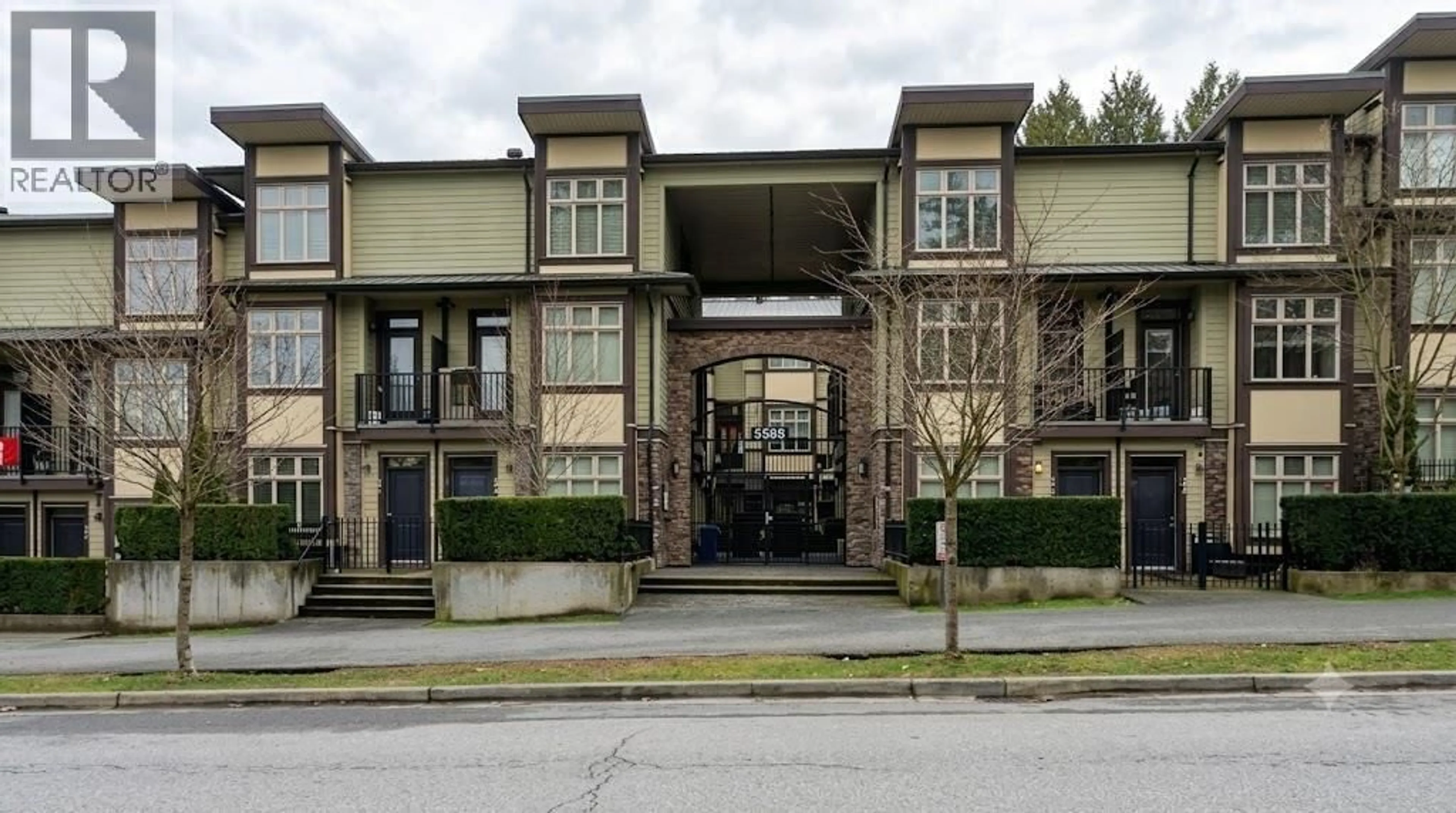 Indoor foyer for 211 - 5588 PATTERSON AVENUE, Burnaby British Columbia V5H0A7