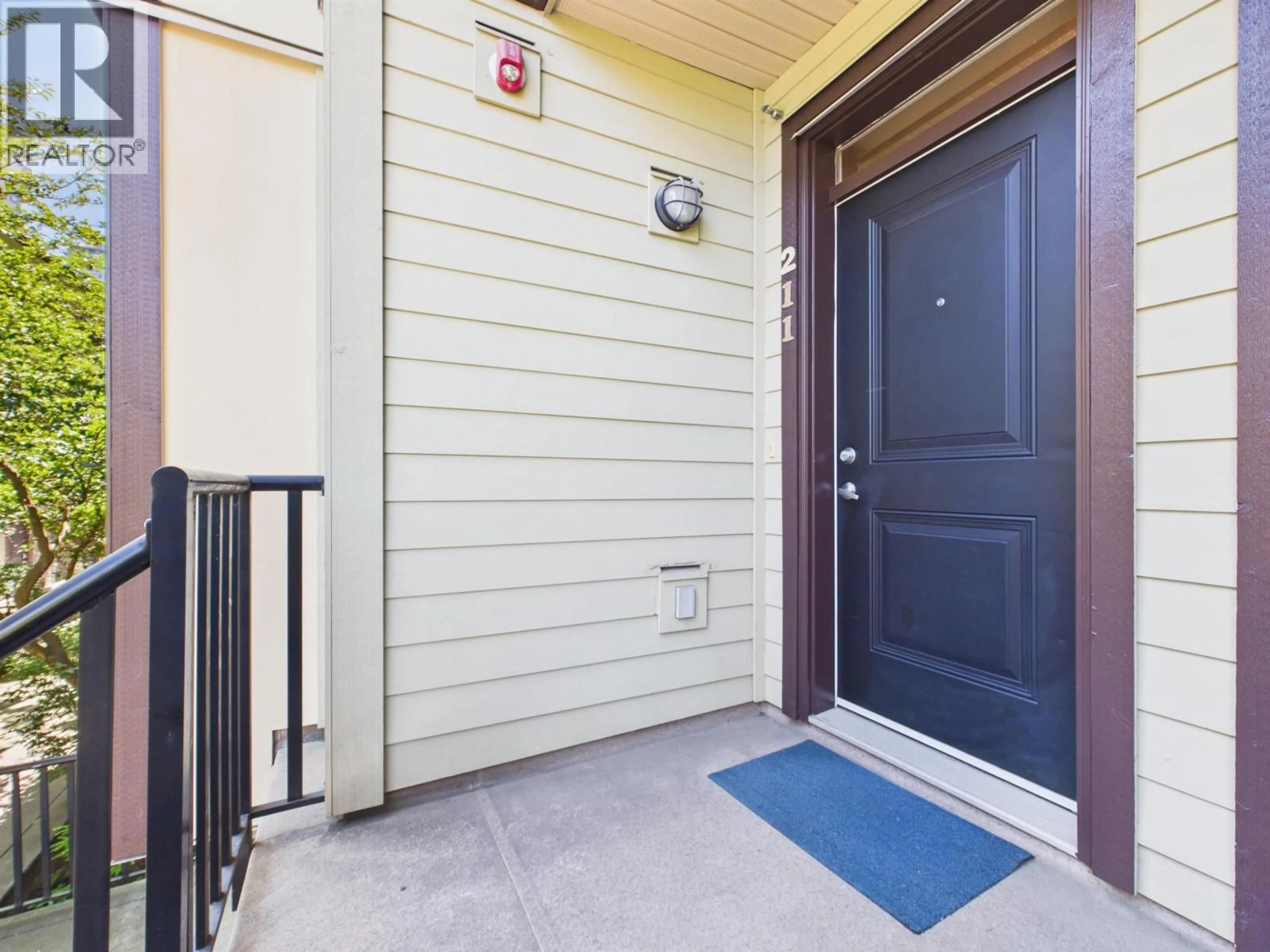 Indoor entryway for 211 - 5588 PATTERSON AVENUE, Burnaby British Columbia V5H0A7