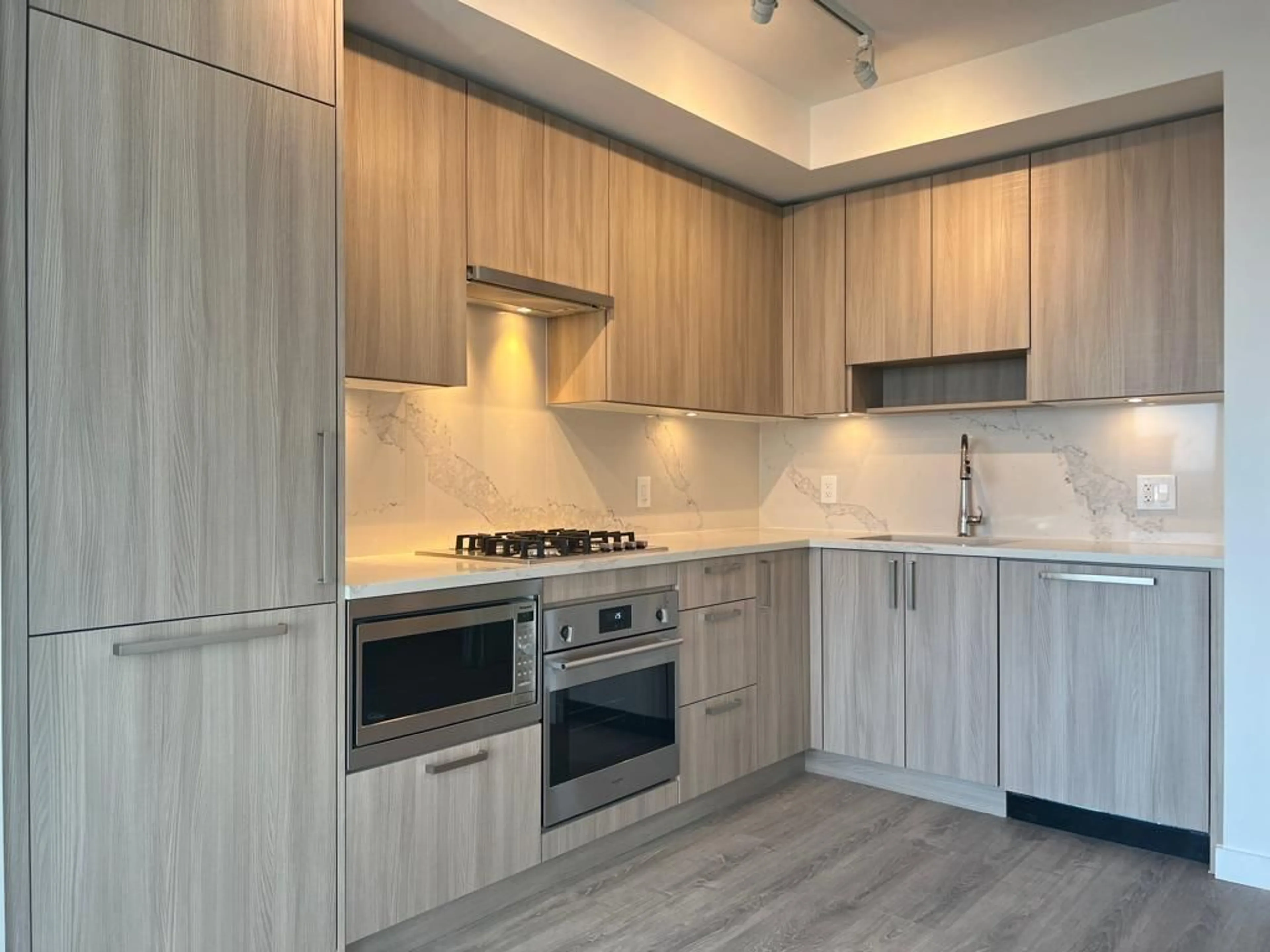 Standard kitchen, wood/laminate floor for 2510 - 13350 CENTRAL AVENUE, Surrey British Columbia V3T0S1