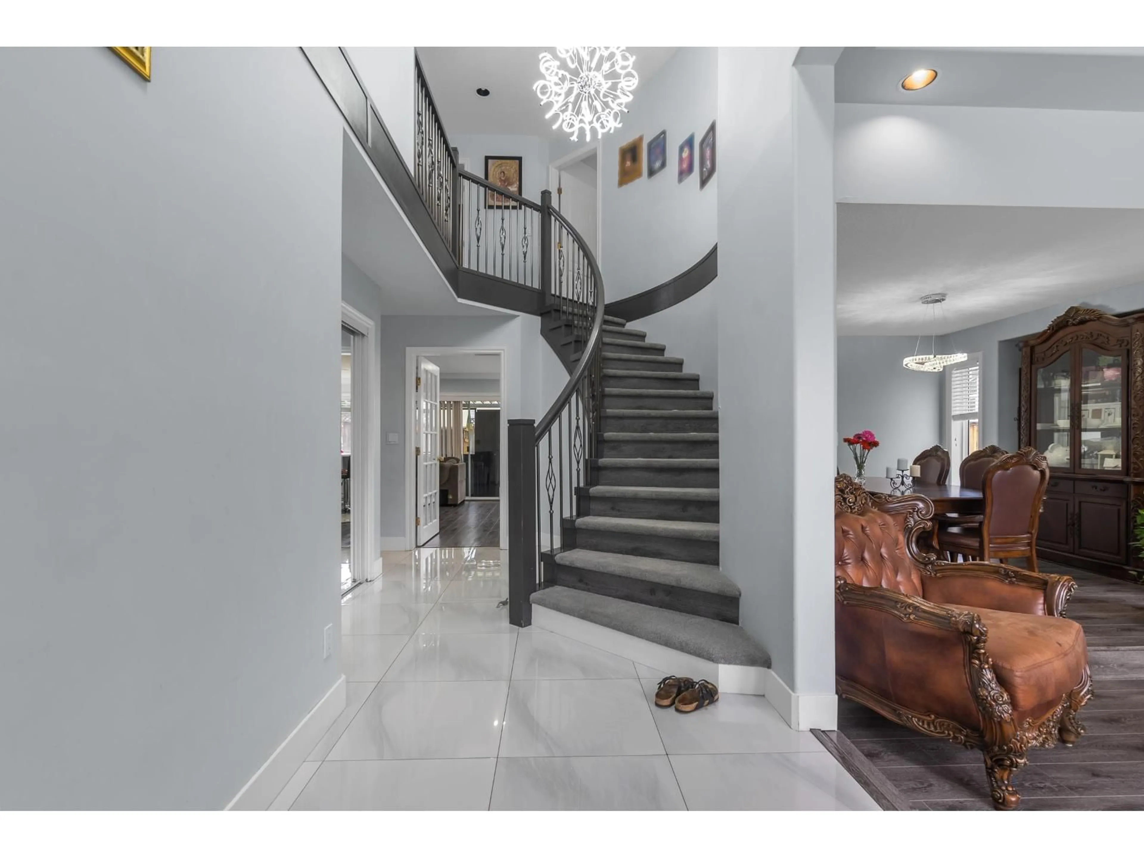 Indoor foyer for 31481 SOUTHERN DRIVE, Abbotsford British Columbia V2T5P1