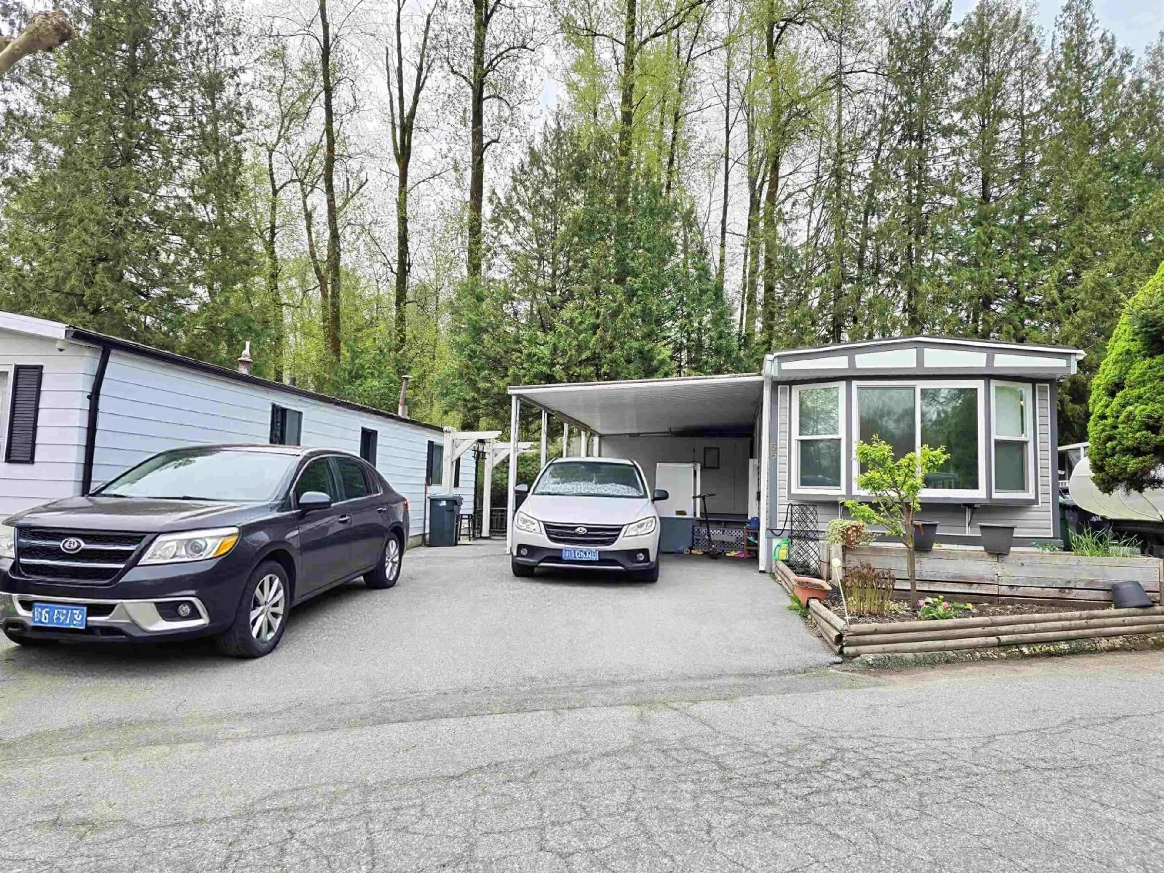 Indoor garage for 56 - 8220 KING GEORGE BOULEVARD, Surrey British Columbia V3W6E1