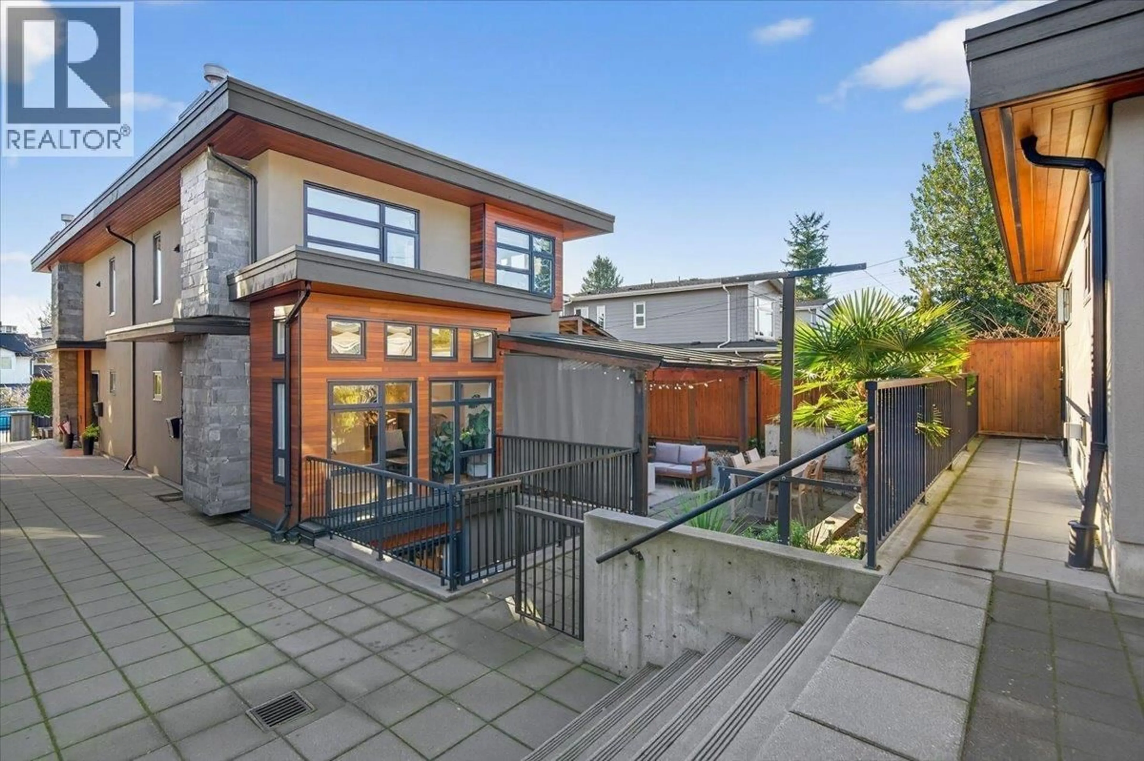 Unknown for 2 - 252 19TH STREET, North Vancouver British Columbia V7L2Z2