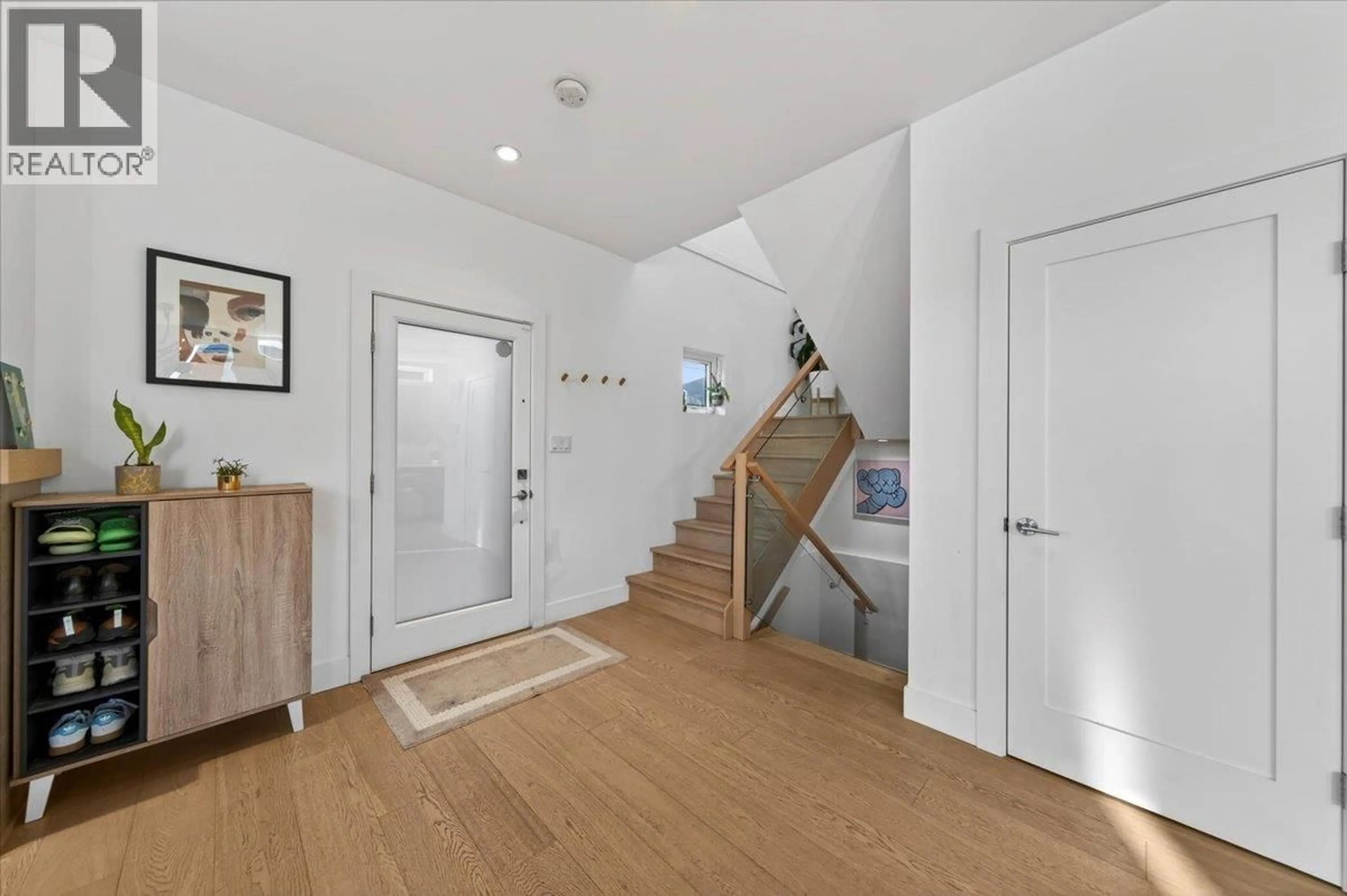 Indoor entryway for 2 - 252 19TH STREET, North Vancouver British Columbia V7L2Z2
