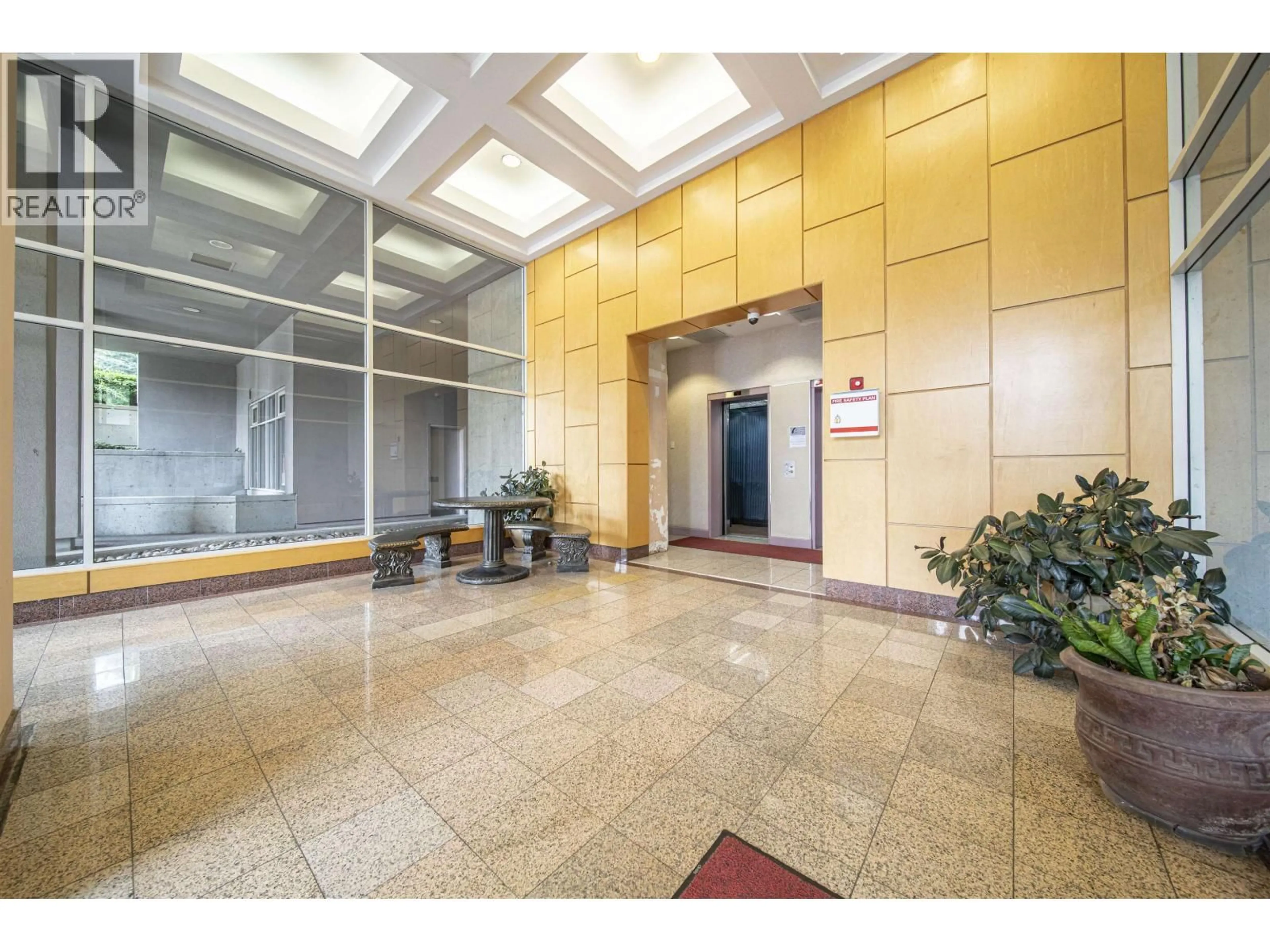 Indoor foyer for 1007 - 9633 MANCHESTER DRIVE, Burnaby British Columbia V3N4Y9