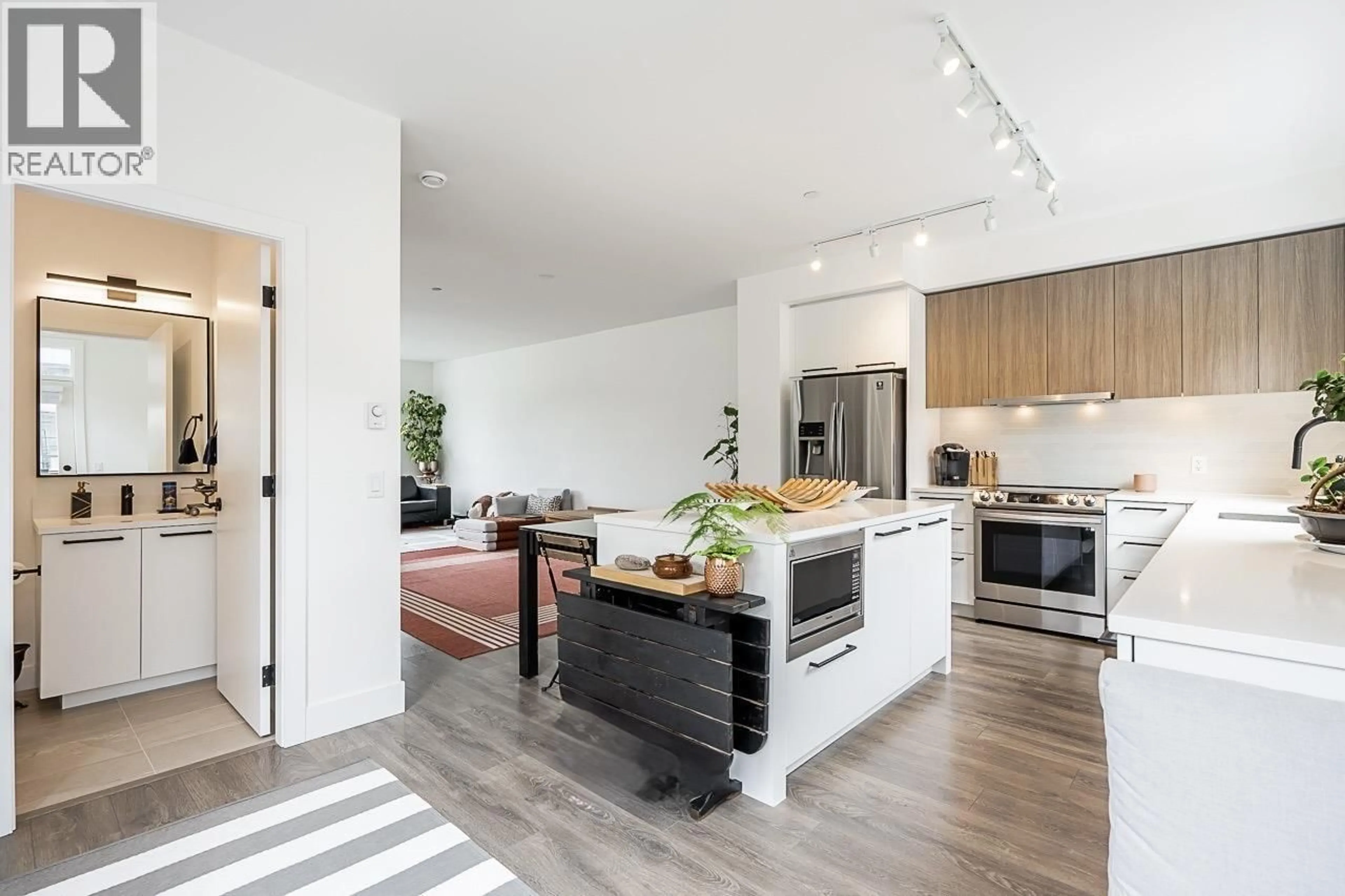 Open concept kitchen, unknown for 37981 HELM WAY, Squamish British Columbia V8B2A1