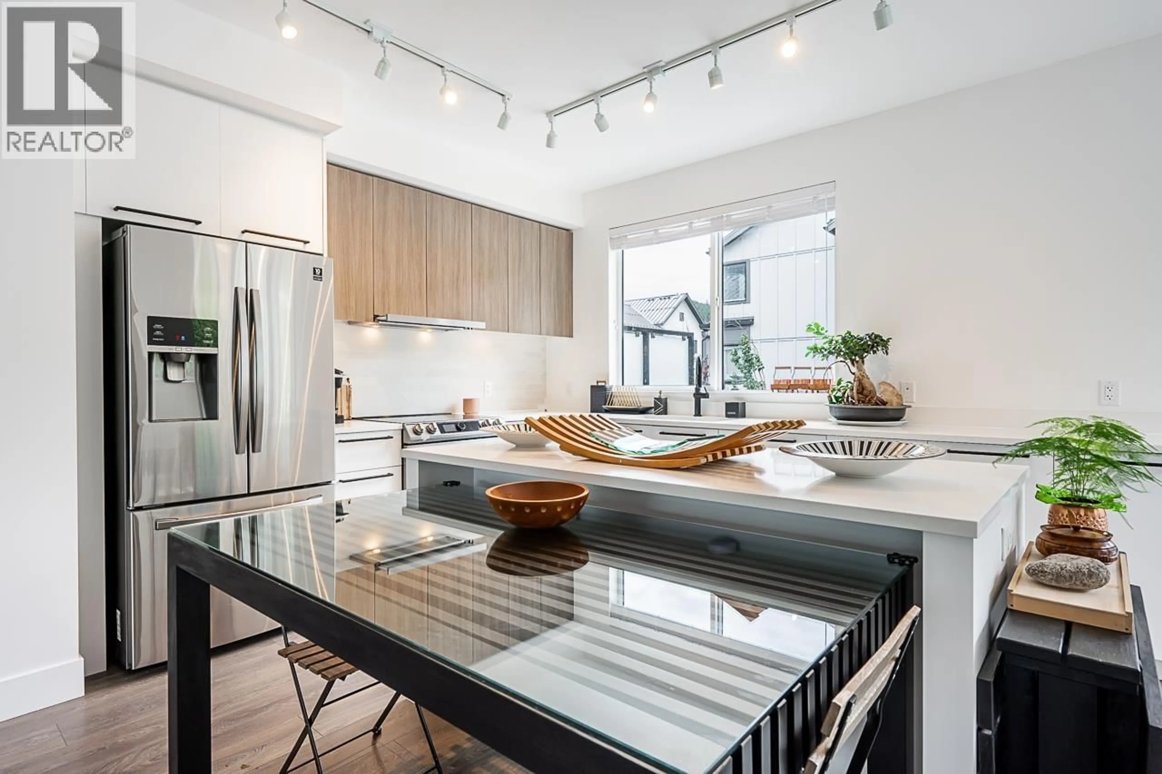 Contemporary kitchen, unknown for 37981 HELM WAY, Squamish British Columbia V8B2A1