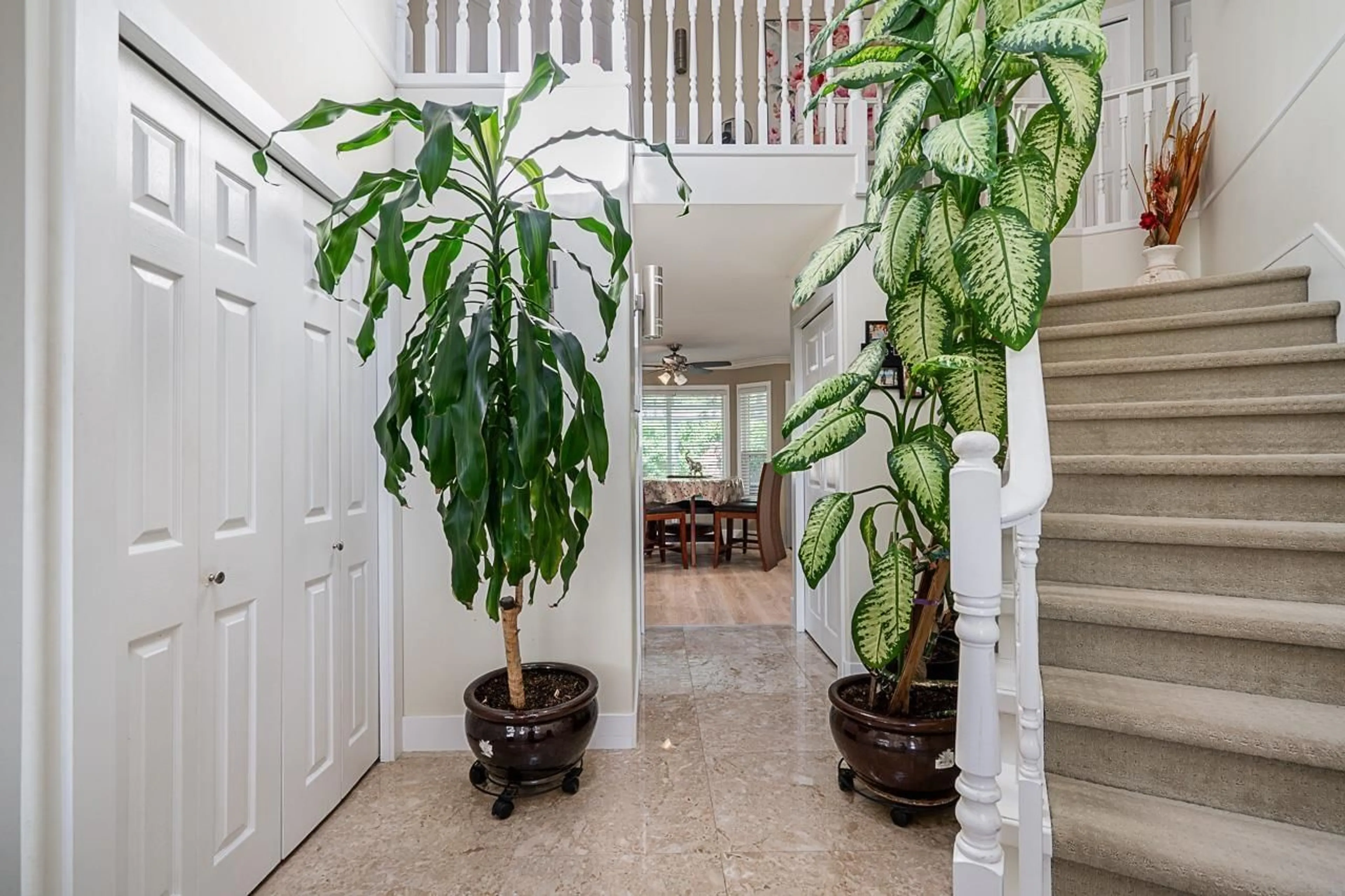 Indoor foyer for 18656 64A AVENUE, Surrey British Columbia V3S8X3