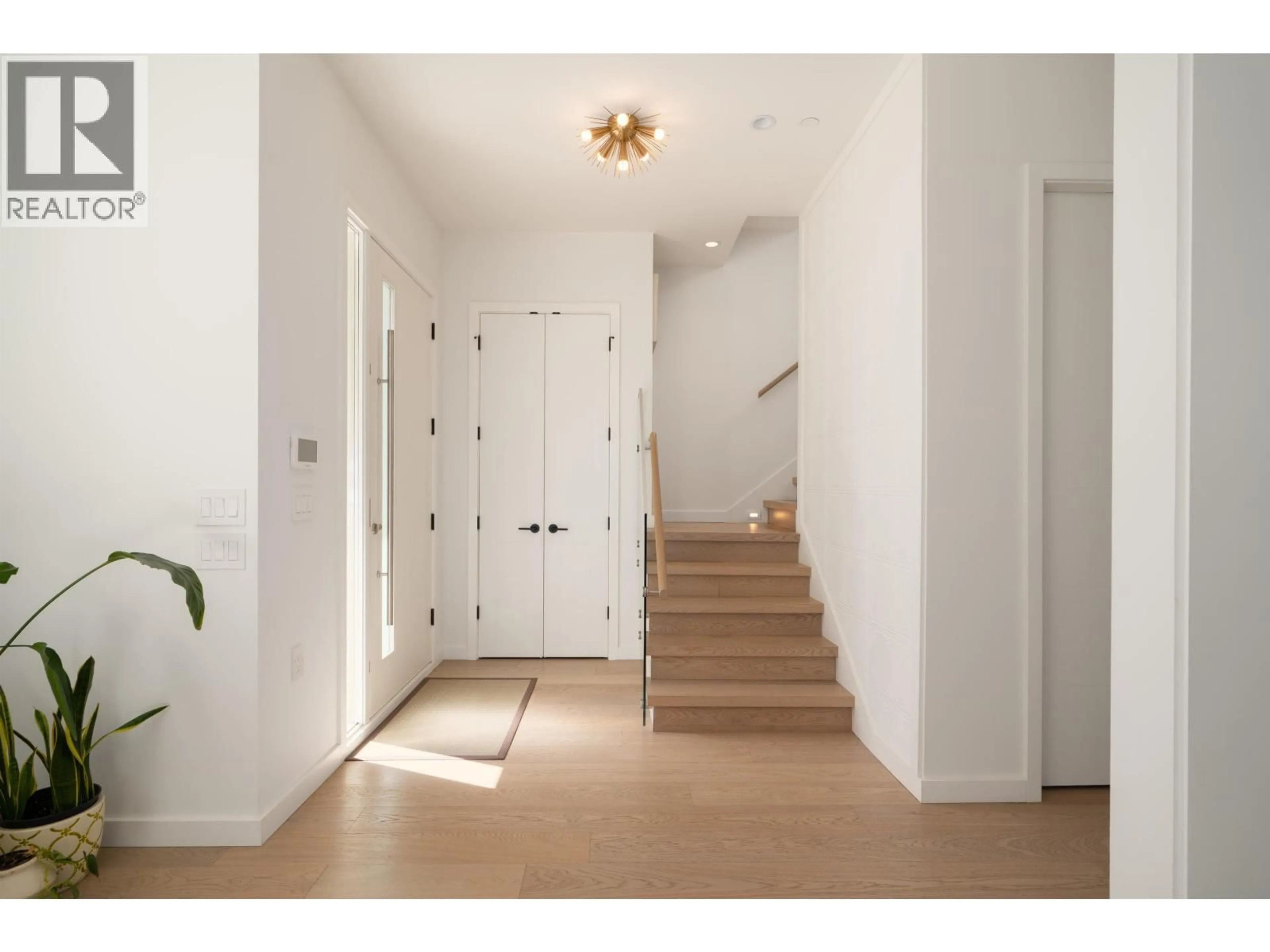 Indoor entryway for 5325 CHESTER STREET, Vancouver British Columbia V5W3B1
