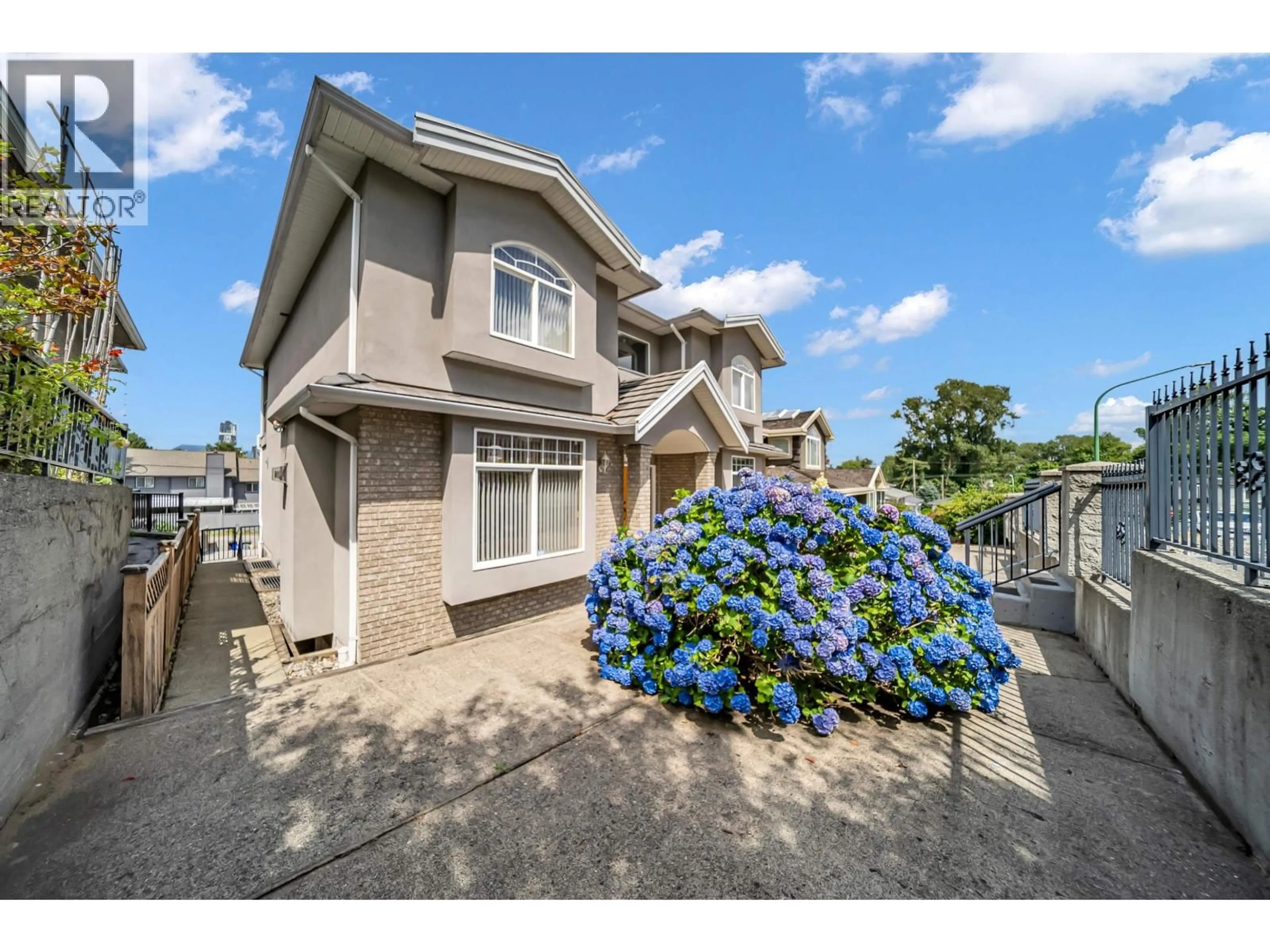 A pic from outside/outdoor area/front of a property/back of a property/a pic from drone, street for 4049 CURLE AVENUE, Burnaby British Columbia V5G2Z2