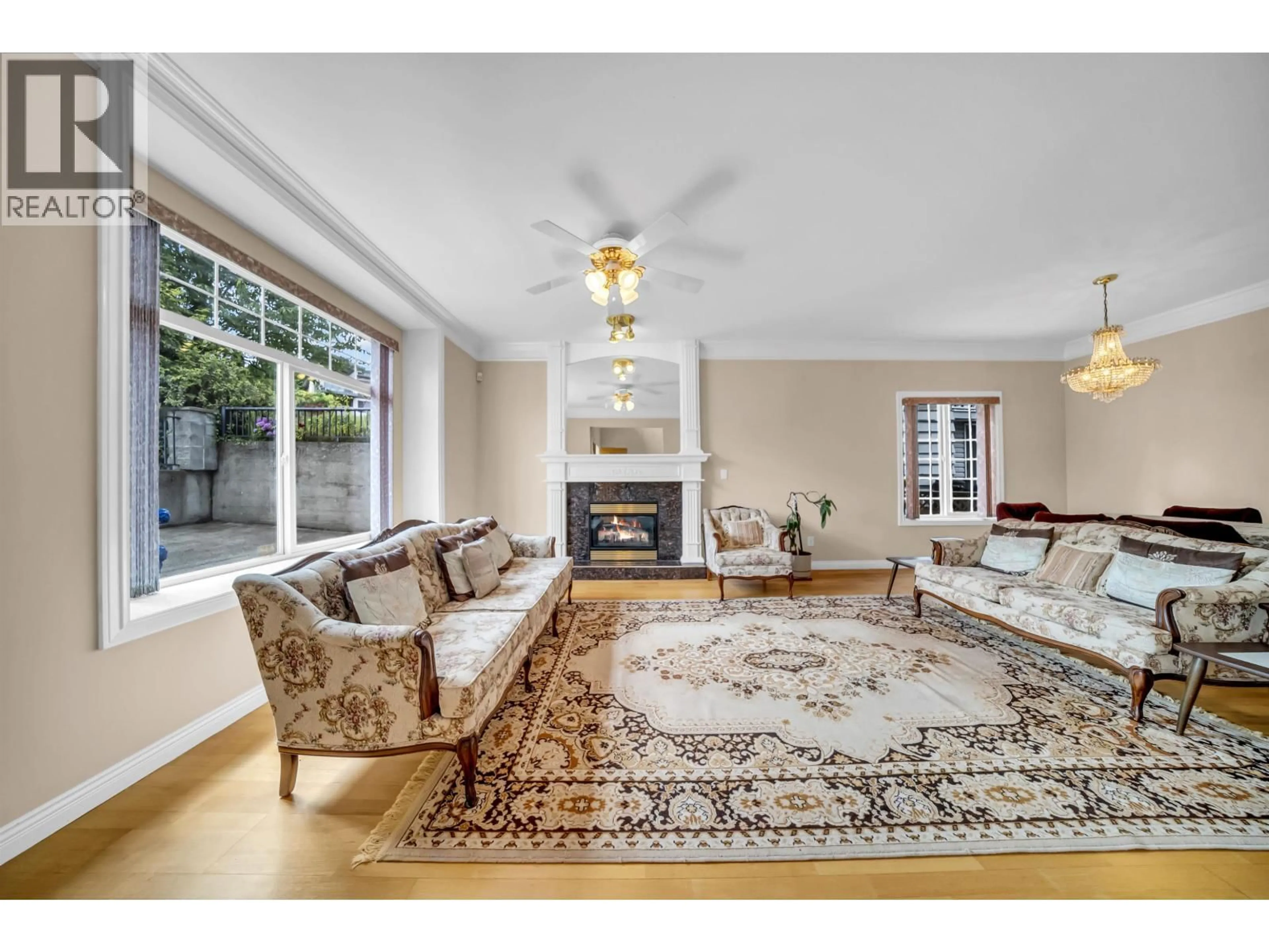 Living room with furniture, unknown for 4049 CURLE AVENUE, Burnaby British Columbia V5G2Z2
