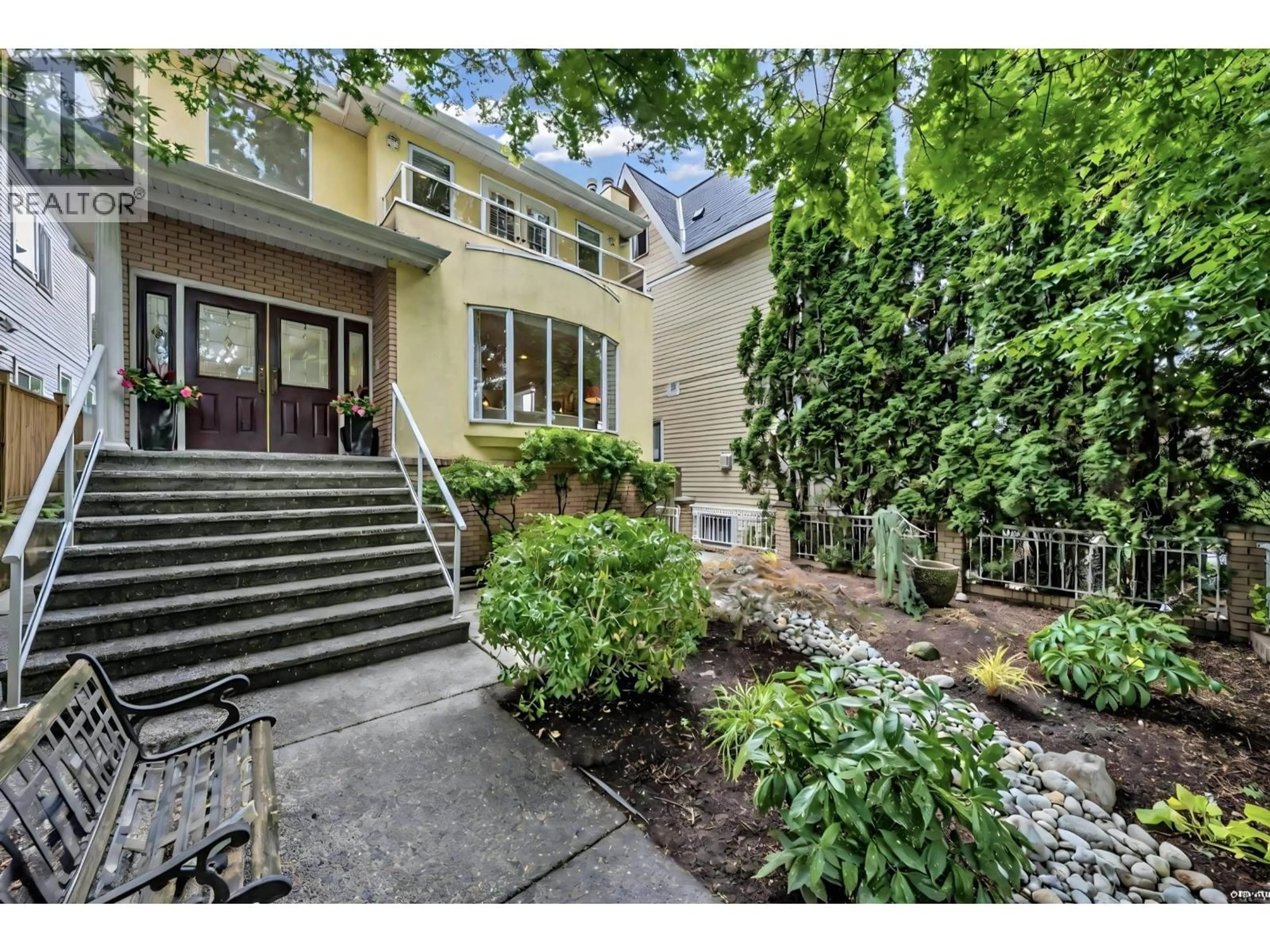 Indoor entryway for 2030 2ND AVENUE, Vancouver British Columbia V5N1E7