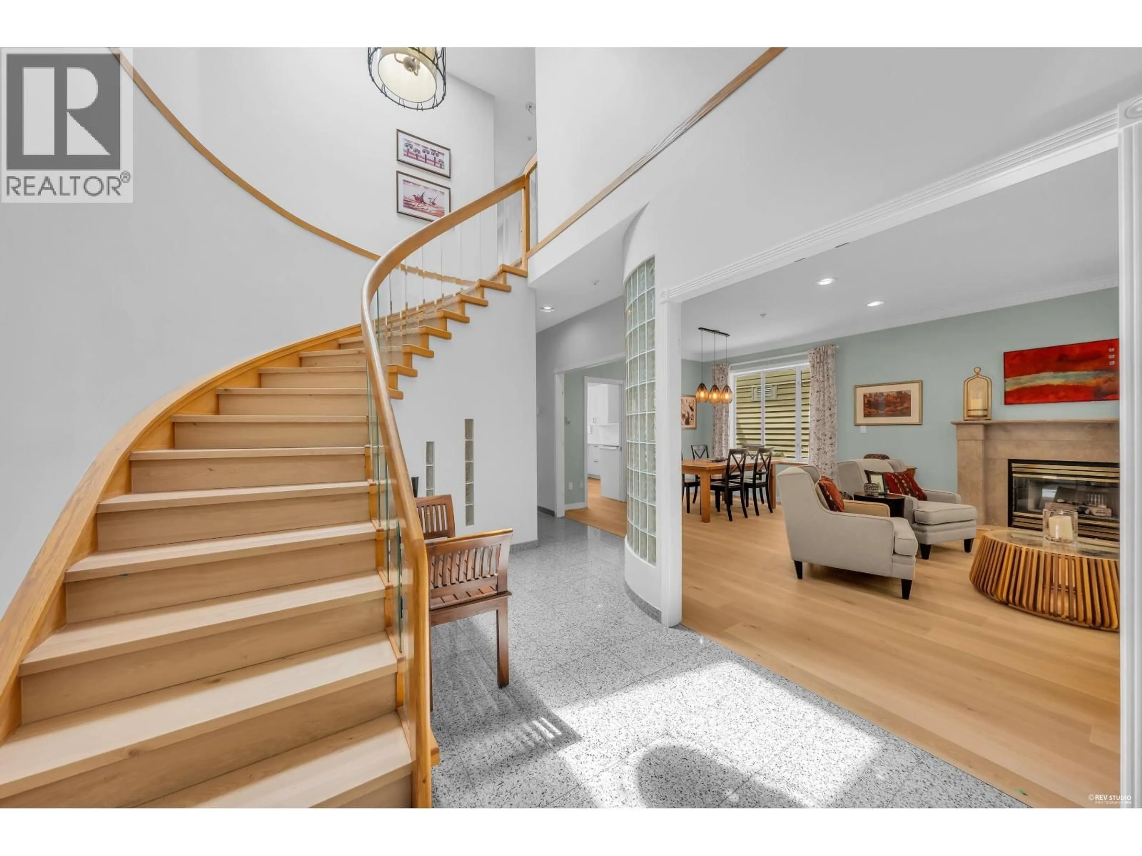 Indoor foyer for 2030 2ND AVENUE, Vancouver British Columbia V5N1E7