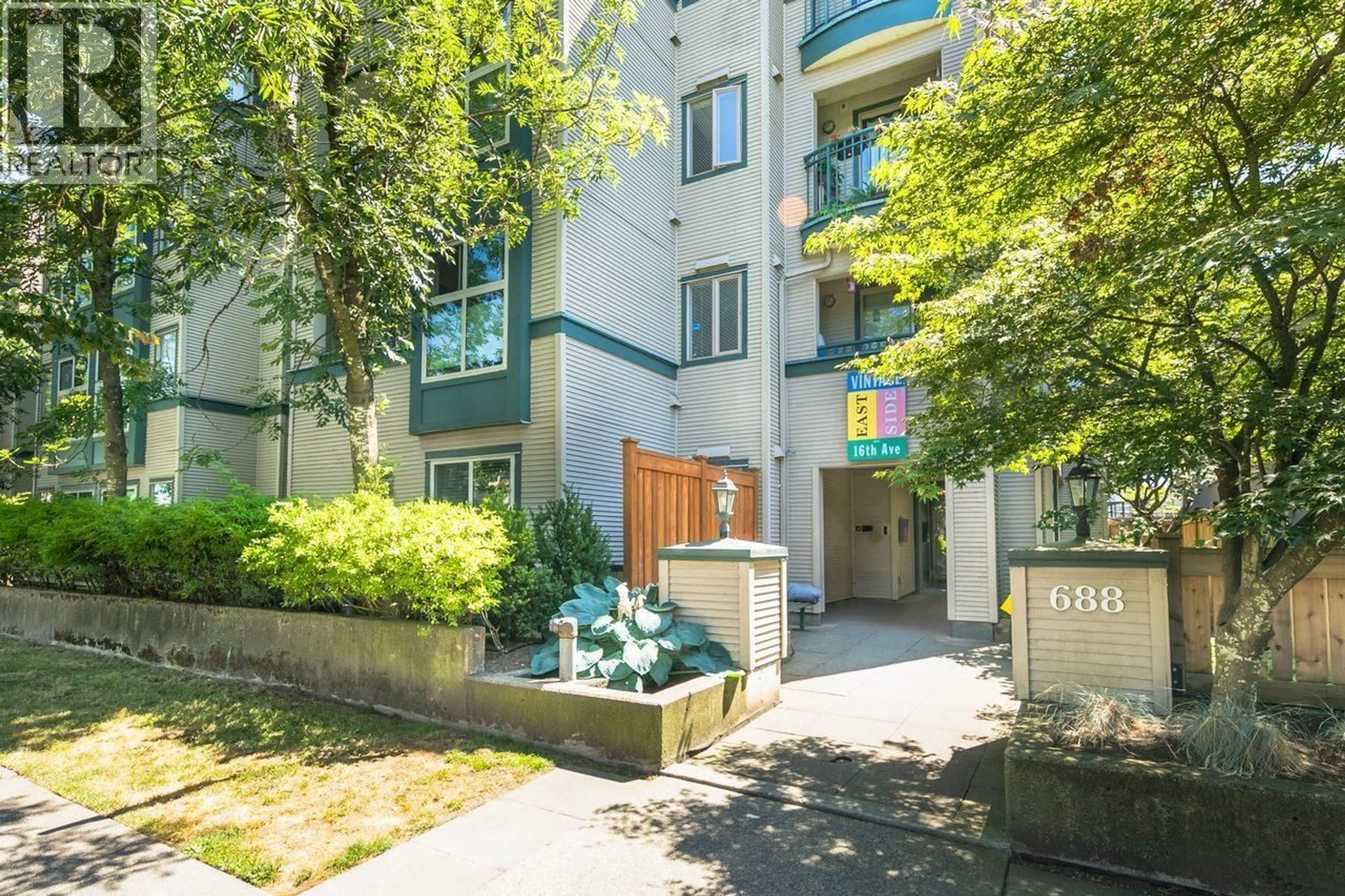 Patio, street for 209 - 688 16TH AVENUE, Vancouver British Columbia V5T2V4