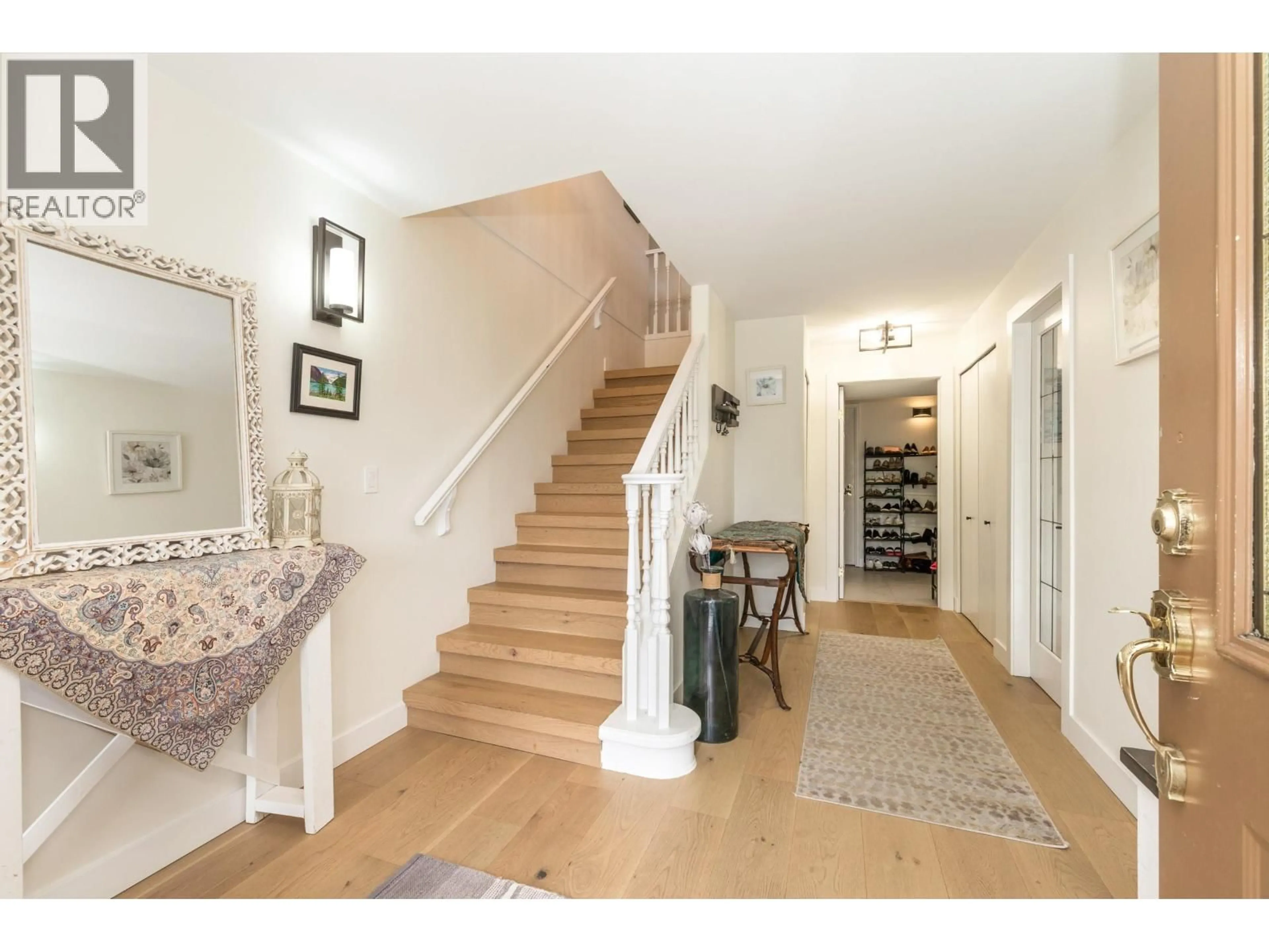 Indoor entryway for 2635 PANORAMA DRIVE, Coquitlam British Columbia V3E2W1