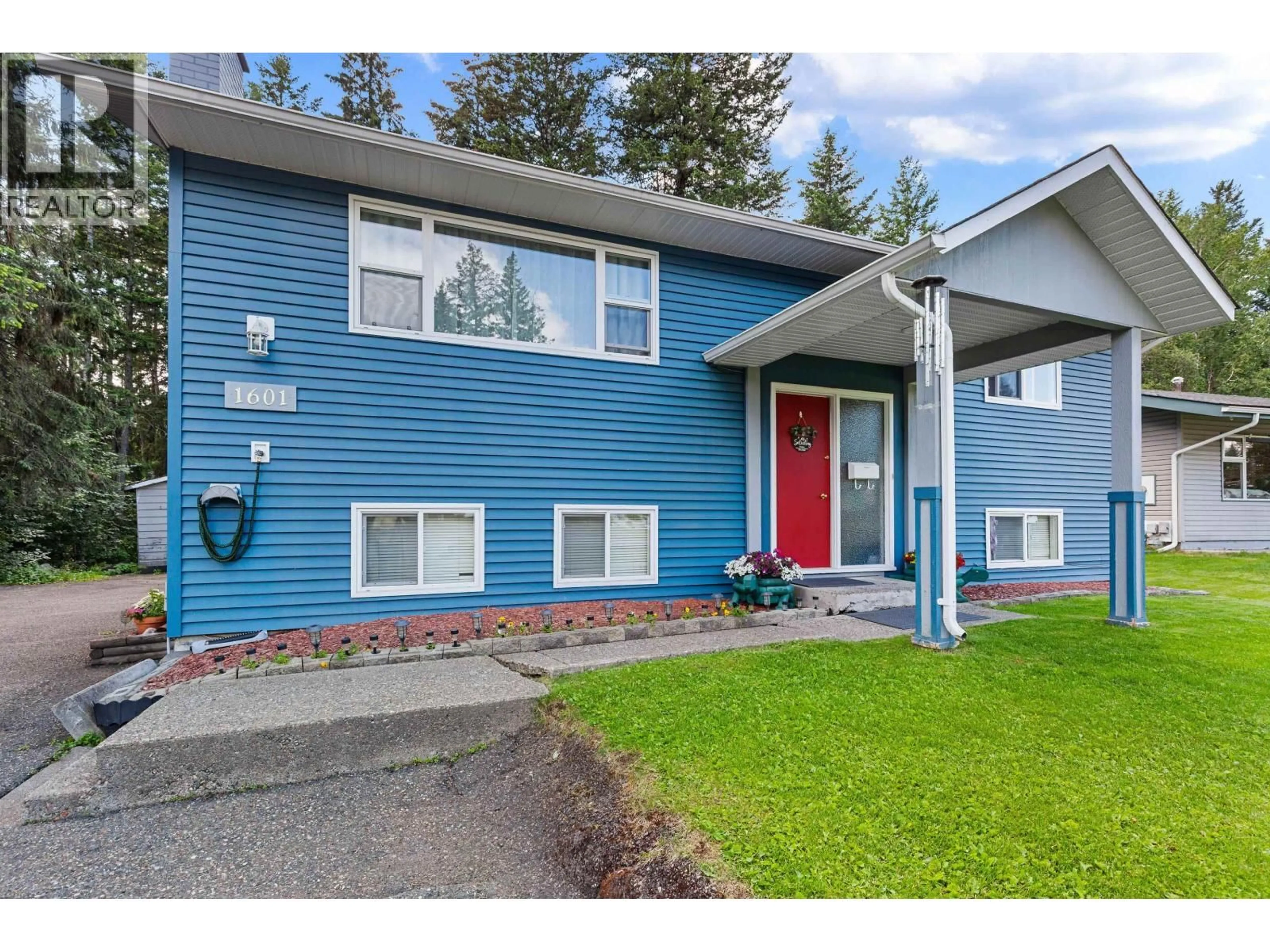 Home with vinyl exterior material, street for 1601 PEARSON AVENUE, Prince George British Columbia V2L4K7