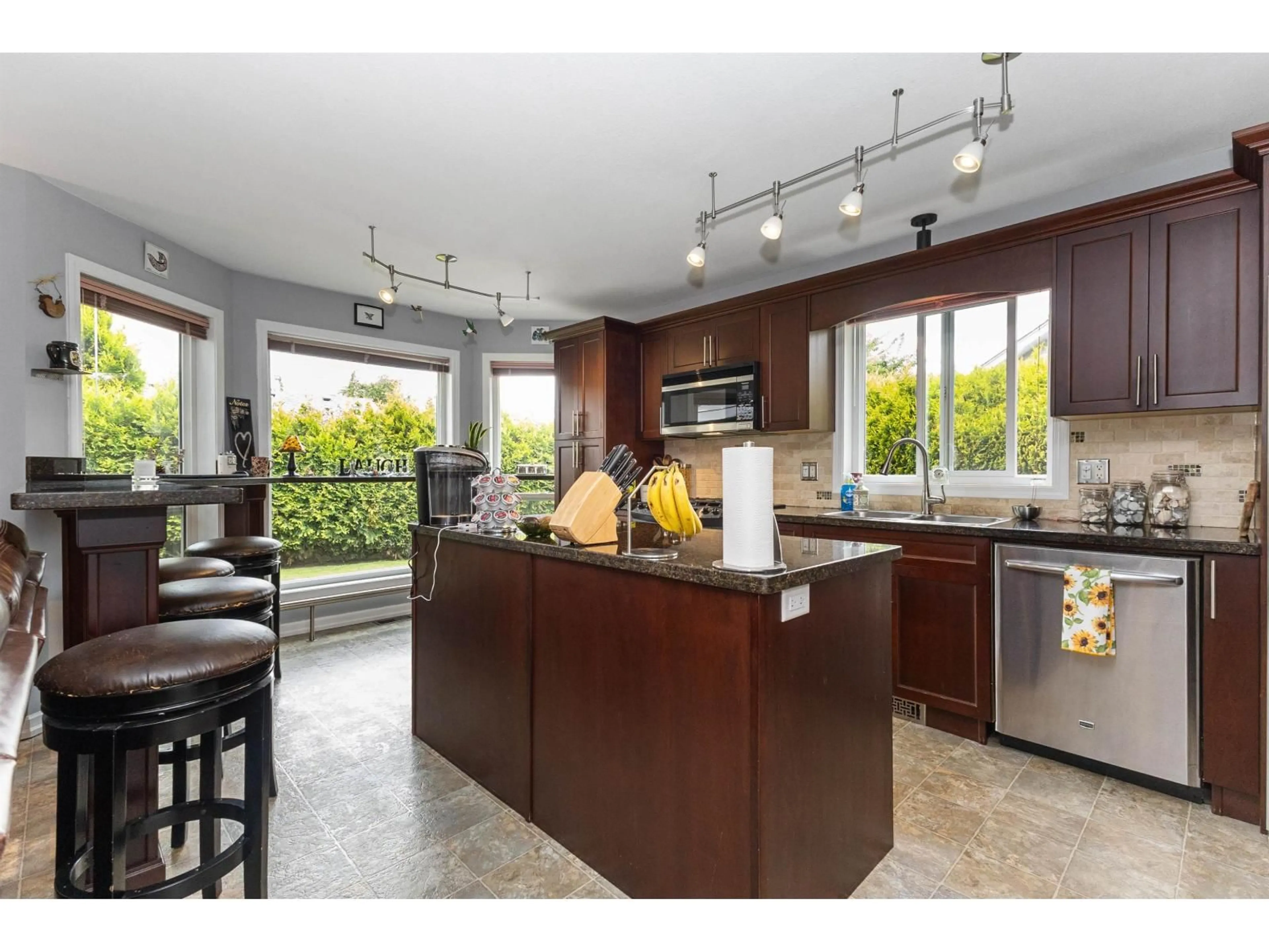 Open concept kitchen, ceramic/tile floor for 34654 DUNSMUIR COURT, Abbotsford British Columbia V2S6G4