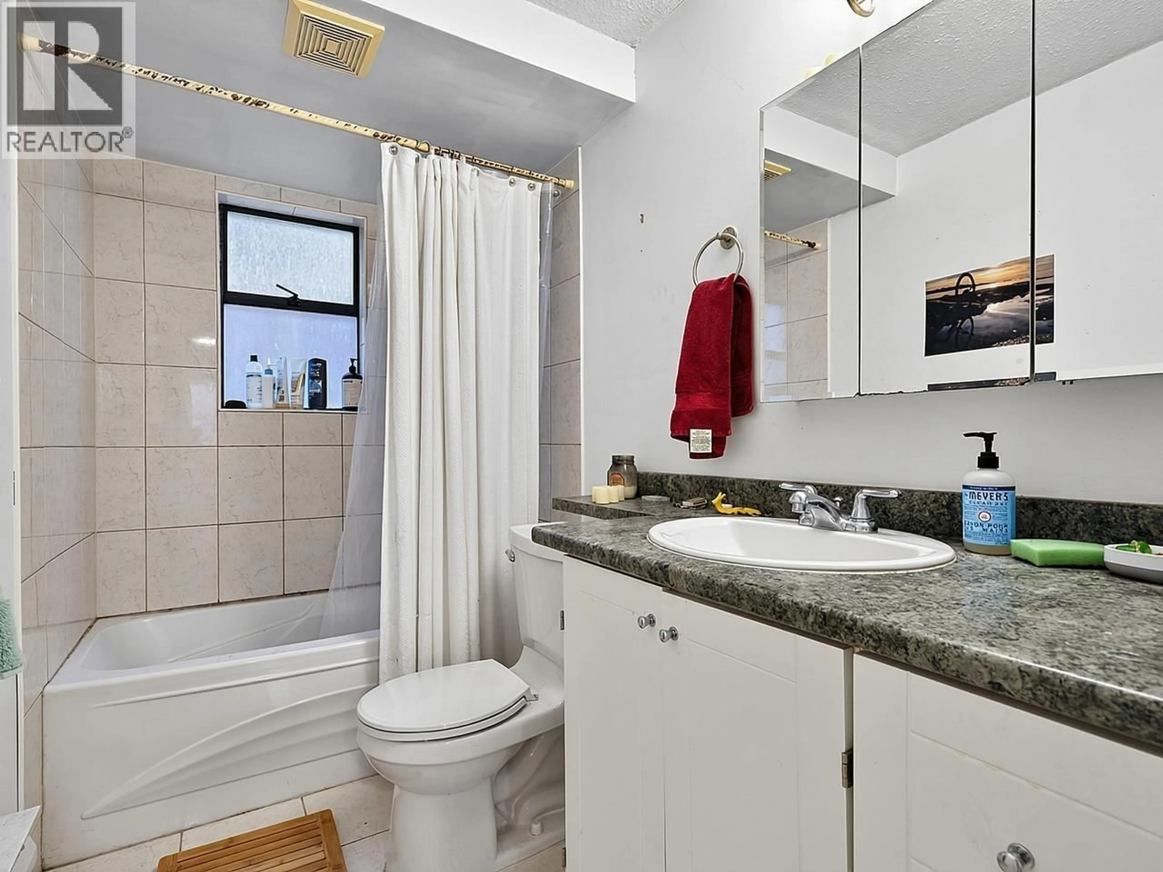 Standard bathroom, ceramic/tile floor for 442 10TH AVENUE, Vancouver British Columbia V5T2A1